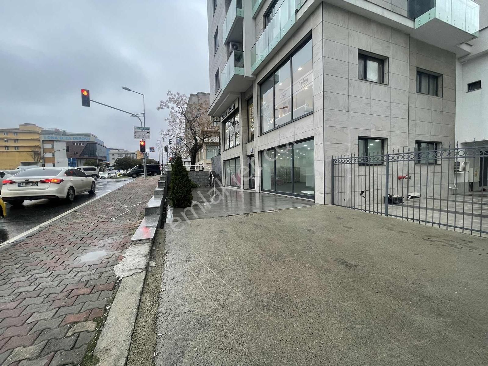 Şerifalide Yeni Binada Cadde Üzeri Düz Giriş Otoparklı Dükkan - Görsel 12
