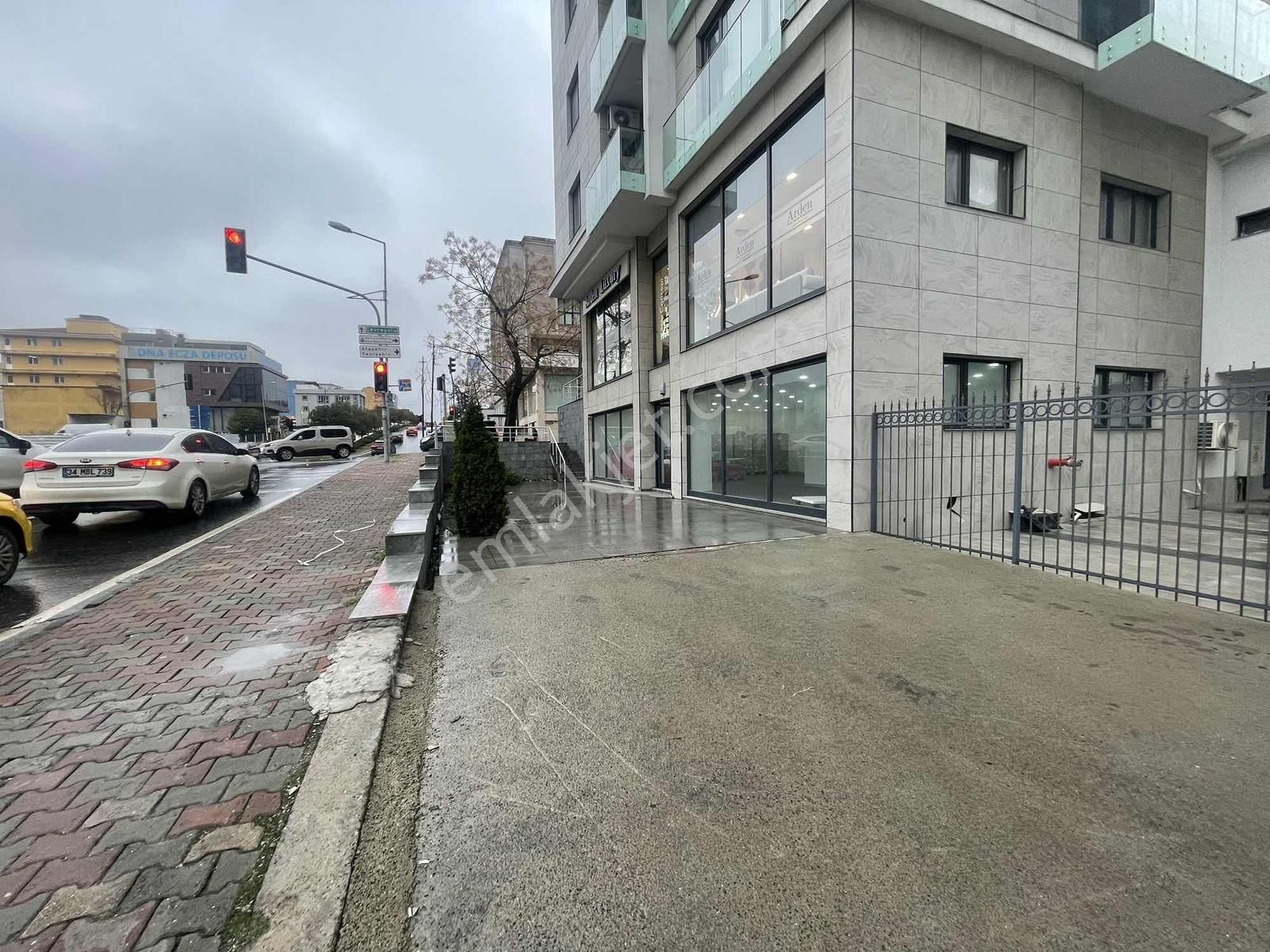 Şerifalide Yeni Binada Cadde Üzeri Düz Giriş Otoparklı Dükkan - Görsel 11