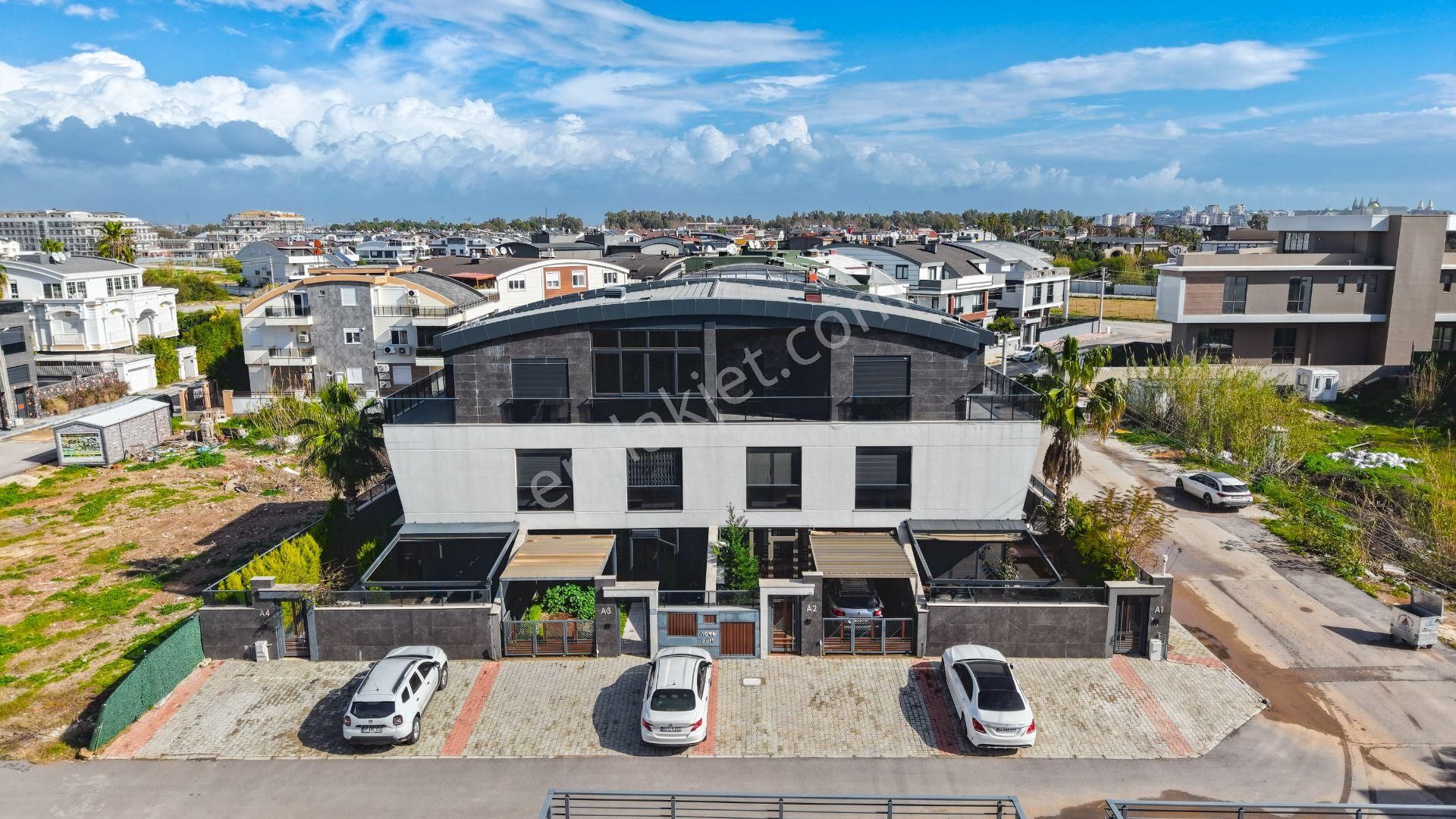 Güzeloba 'da Yerden Isıtmalı, Müstakil Havuzlu Lüks Villa