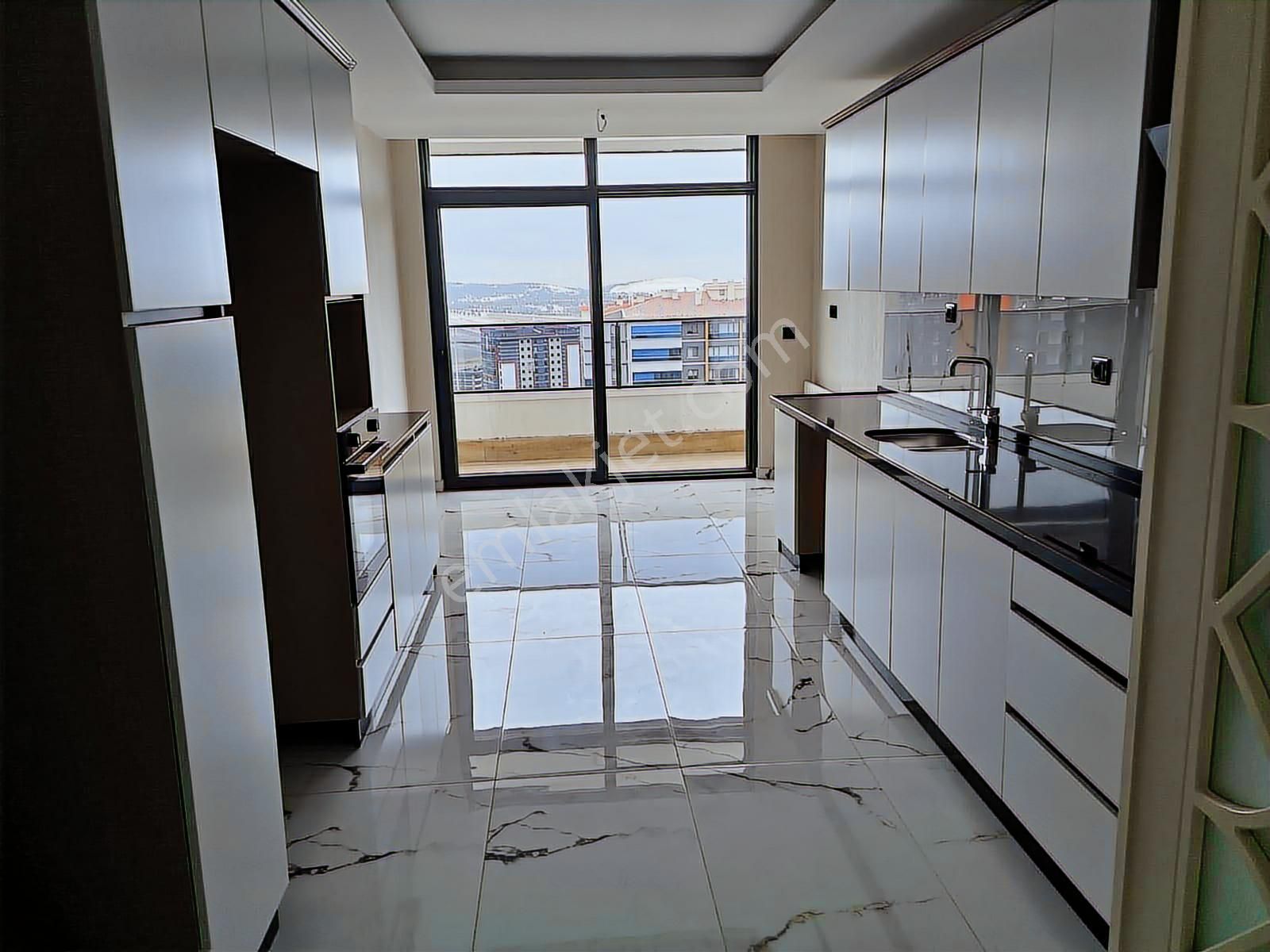 Susuz Merkezde Panoramik Manzaralı G.odalı 4,5+1 Kiralık Daire - Görsel 2