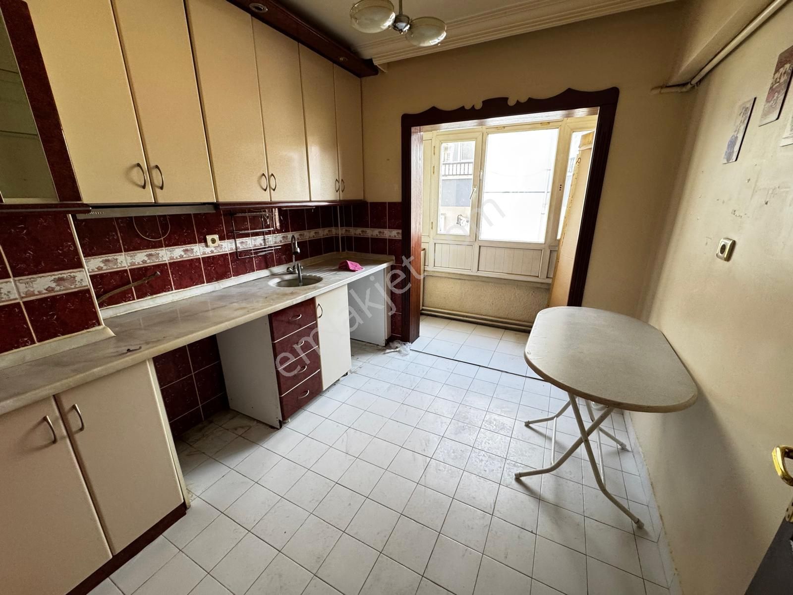 İncirli Tam Merkezde Orta Katta 3+1 Ön Cephe Geniş Balkonlu - Görsel 5