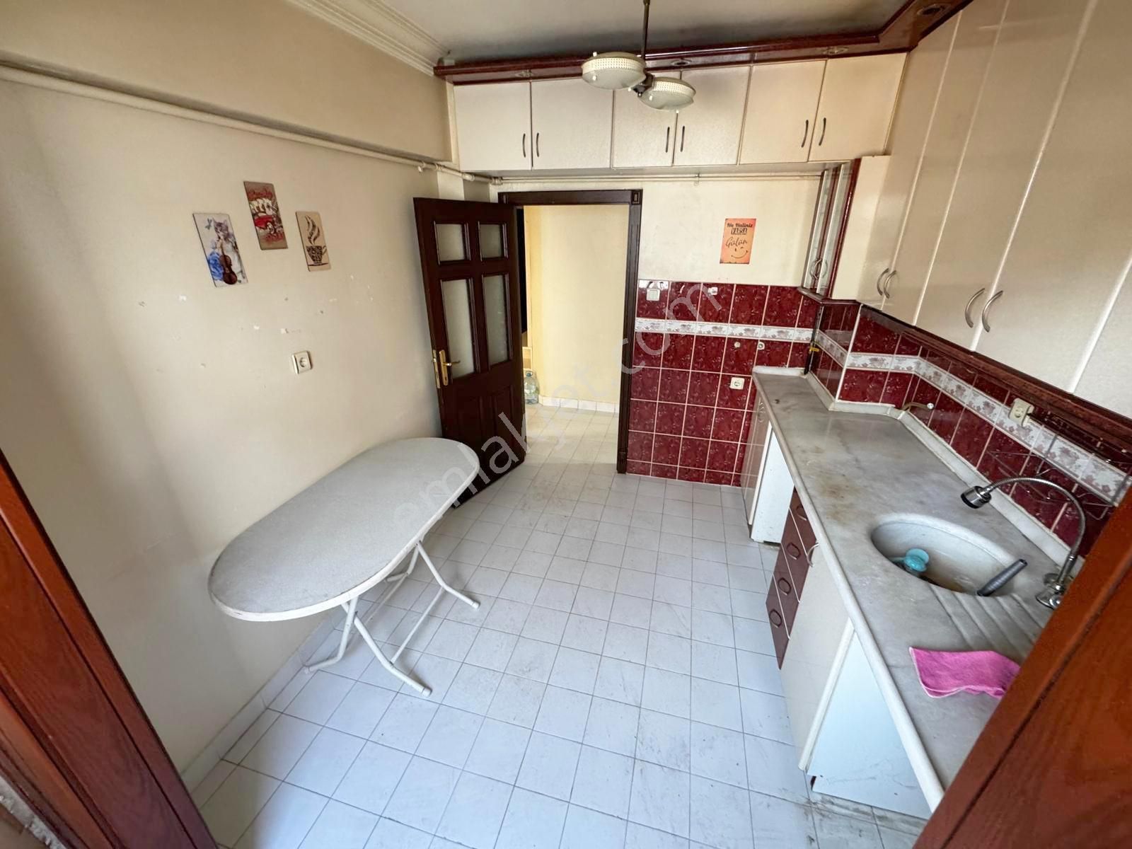 İncirli Tam Merkezde Orta Katta 3+1 Ön Cephe Geniş Balkonlu - Görsel 4