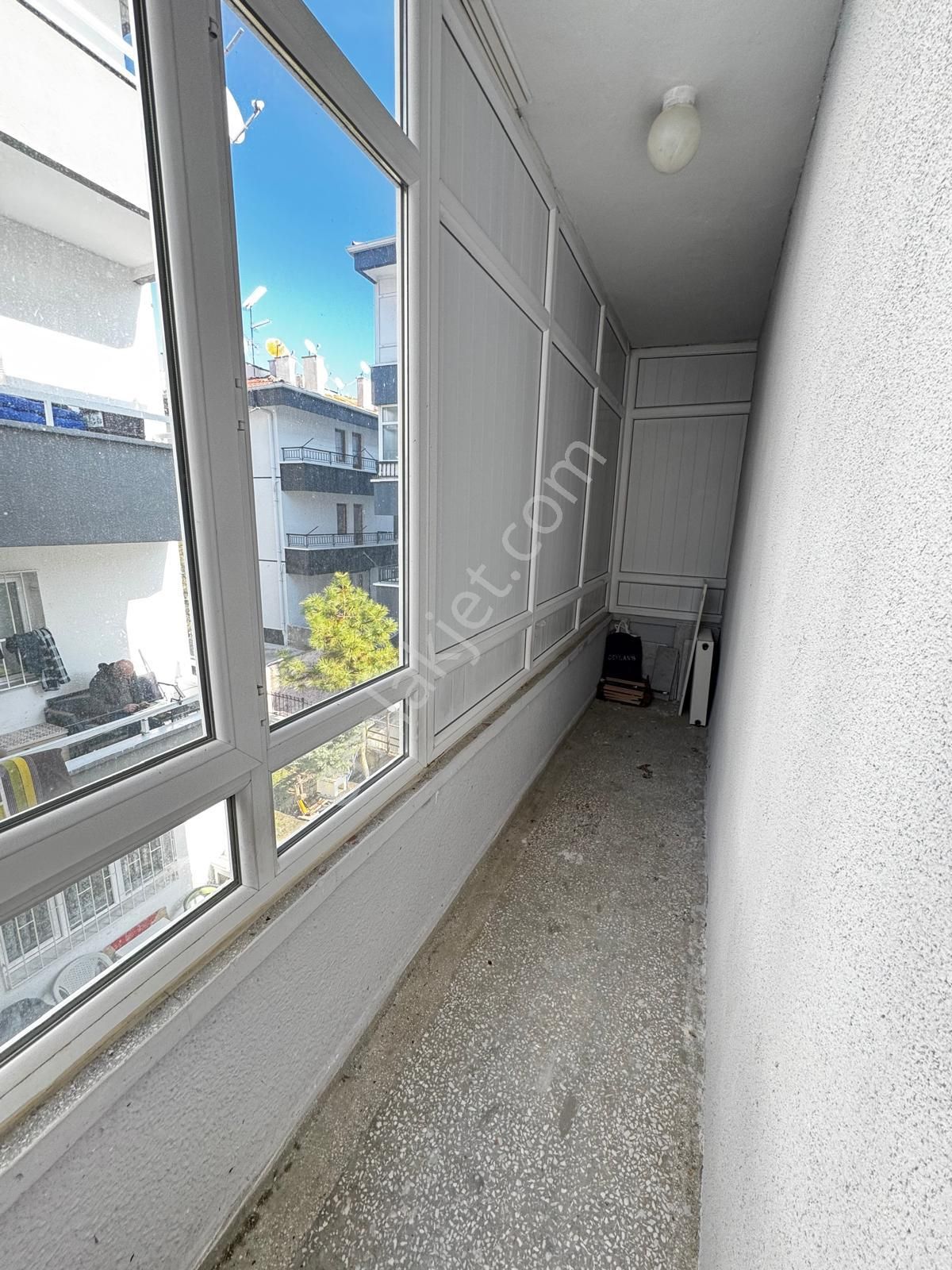 İncirli Tam Merkezde Orta Katta 3+1 Ön Cephe Geniş Balkonlu - Görsel 14