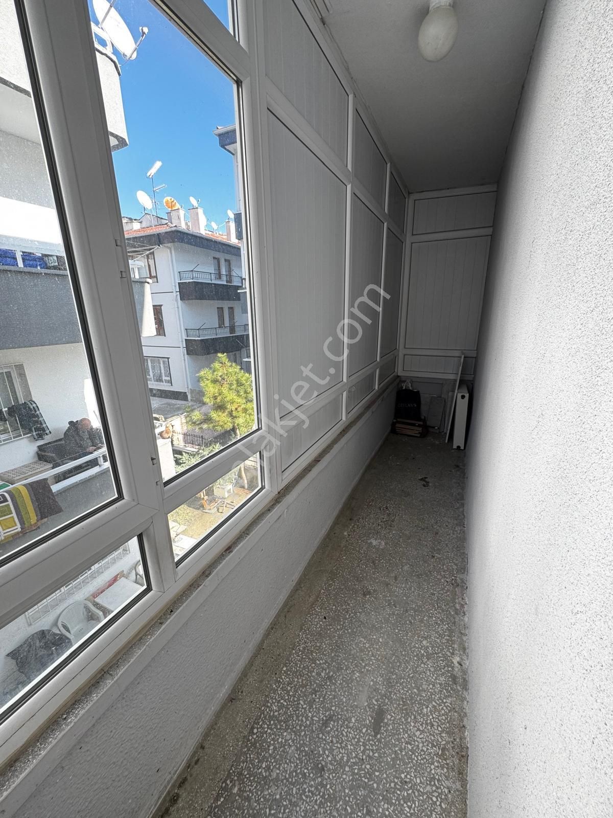 İncirli Tam Merkezde Orta Katta 3+1 Ön Cephe Geniş Balkonlu - Görsel 13