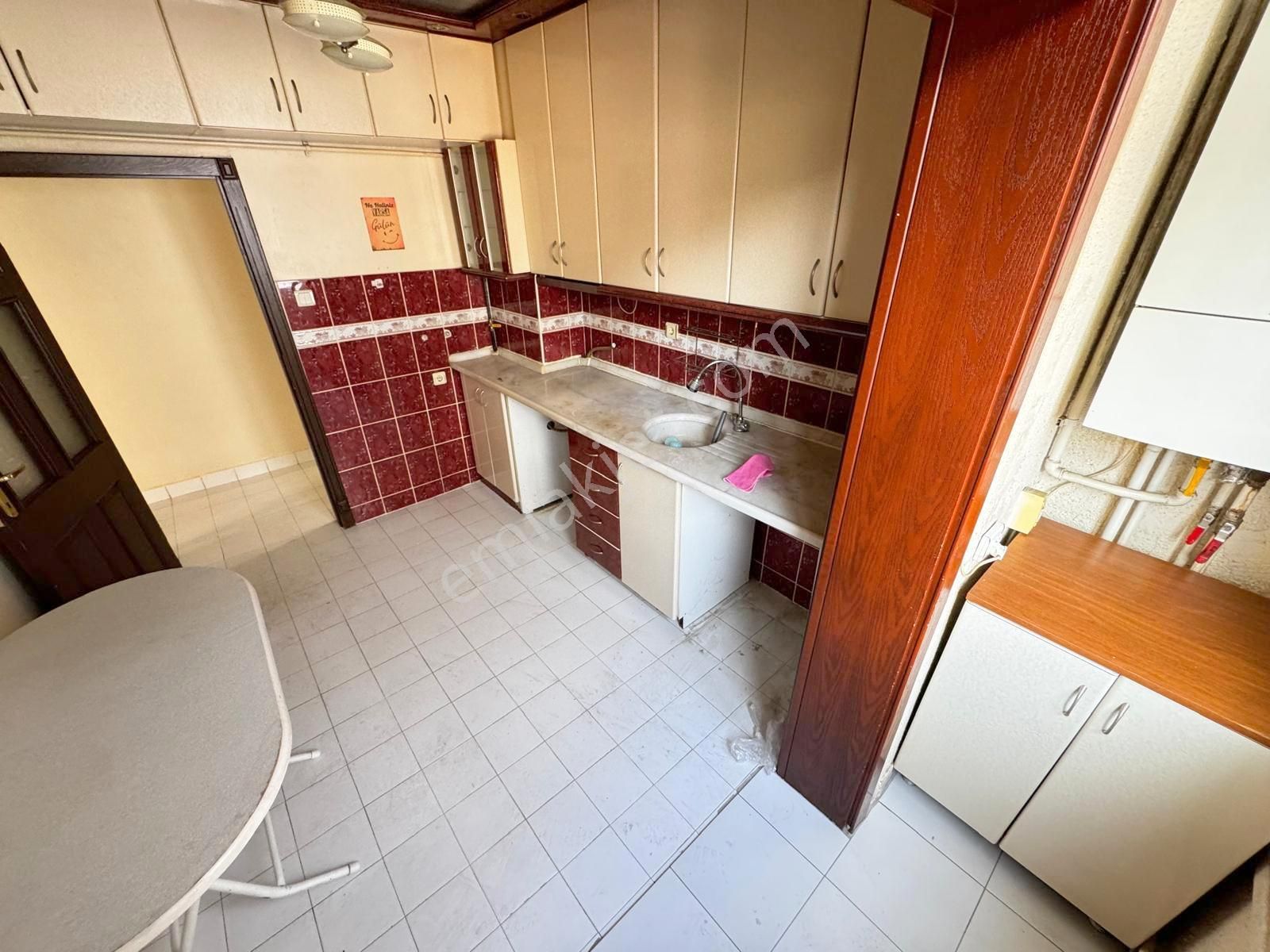 İncirli Tam Merkezde Orta Katta 3+1 Ön Cephe Geniş Balkonlu - Görsel 2