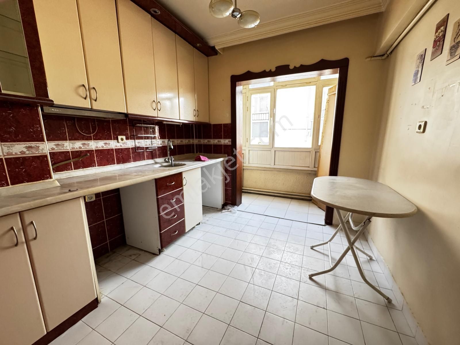 İncirli Tam Merkezde Orta Katta 3+1 Ön Cephe Geniş Balkonlu