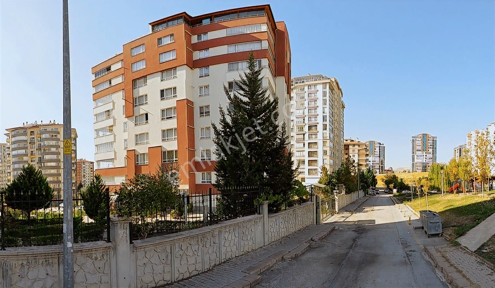 Serhat Mah. Muradım 92 Sit. 2.kat 3+1 Satılık Daire.