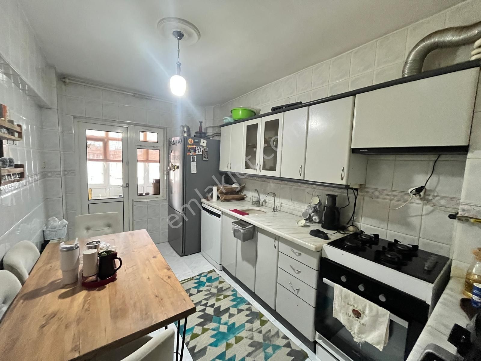 Koza Emlak'tan Akşemsettin Mahalesinde Katta Yapılı Bağımsız Köşe Bina Da 3+1 Satılık Dairee