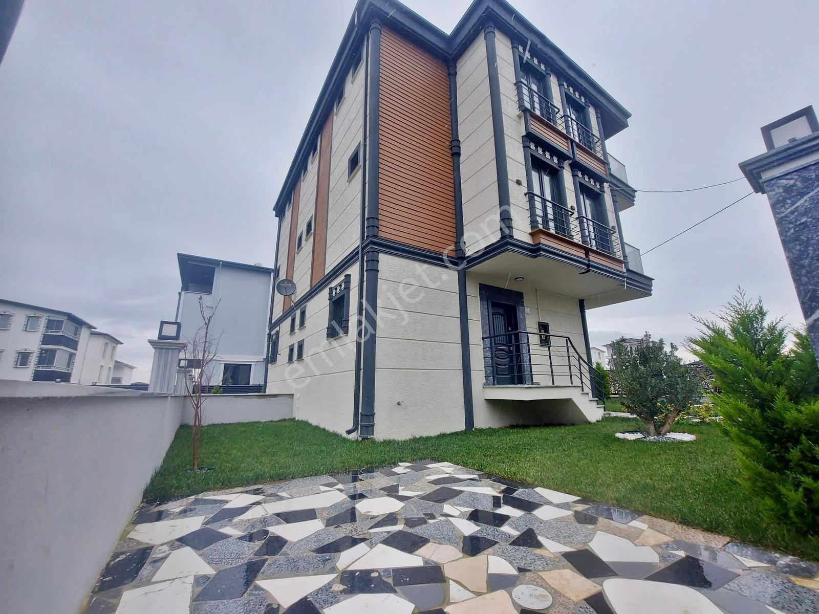 Yeniçiftlik Merkezde Ultra Lüks Köşe 4+1 Tribleks Villa