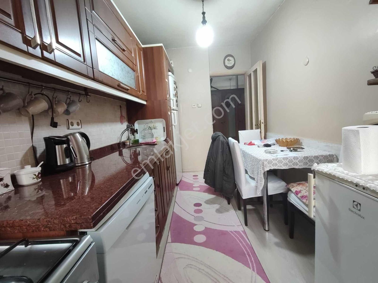 Cennet Mahallesinde 2+1 Metrobüse 50 M 1.kat 85m2