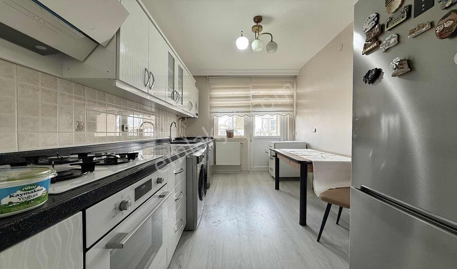 Keskinden Yüksek Kredili Ara Kat Cadde Üzeri Çift Banyolu