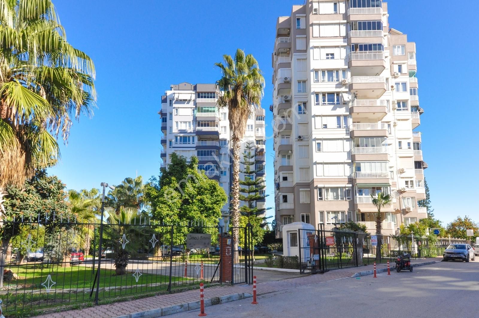 Fener Laura Avm Karşısı, Müstakil Girişli Site İçerisinde 2+1