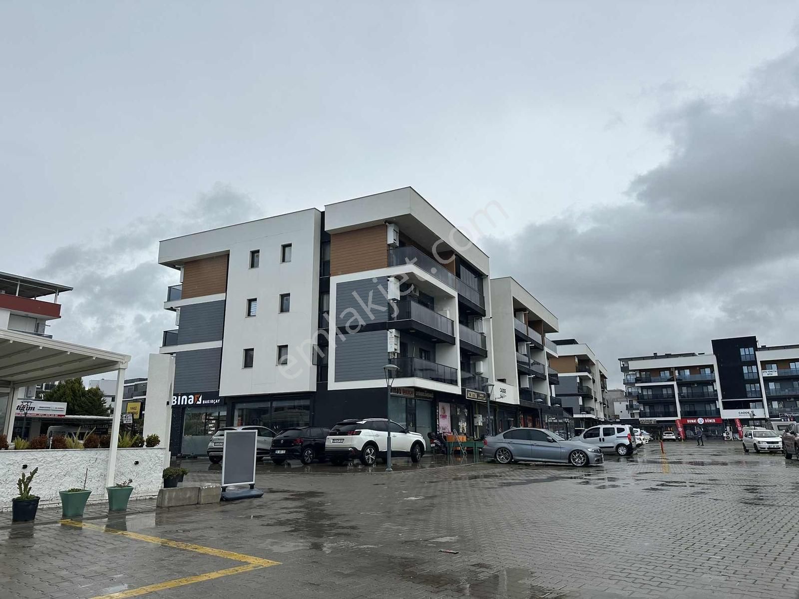 Eliz Grup'tan Cadde Üzerinde Eşyalı Krediye Uygun Satılık 1+1