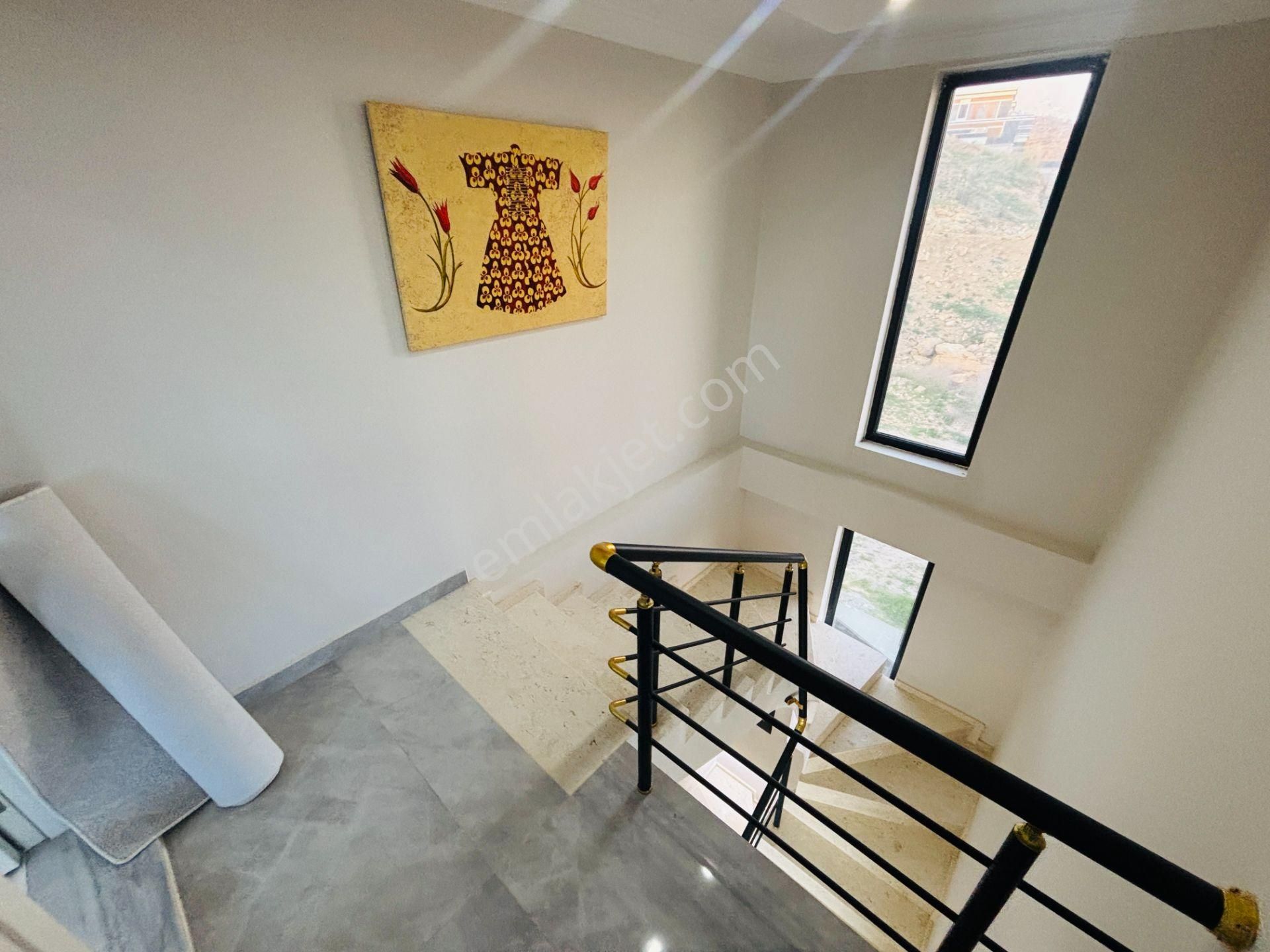 İzmir Seferihisar Atatürk Mahallesi’nde Eşyalı Deniz Manzaralı Havuzlu 4+2 Tripleks Yazlık Villa - Görsel 34