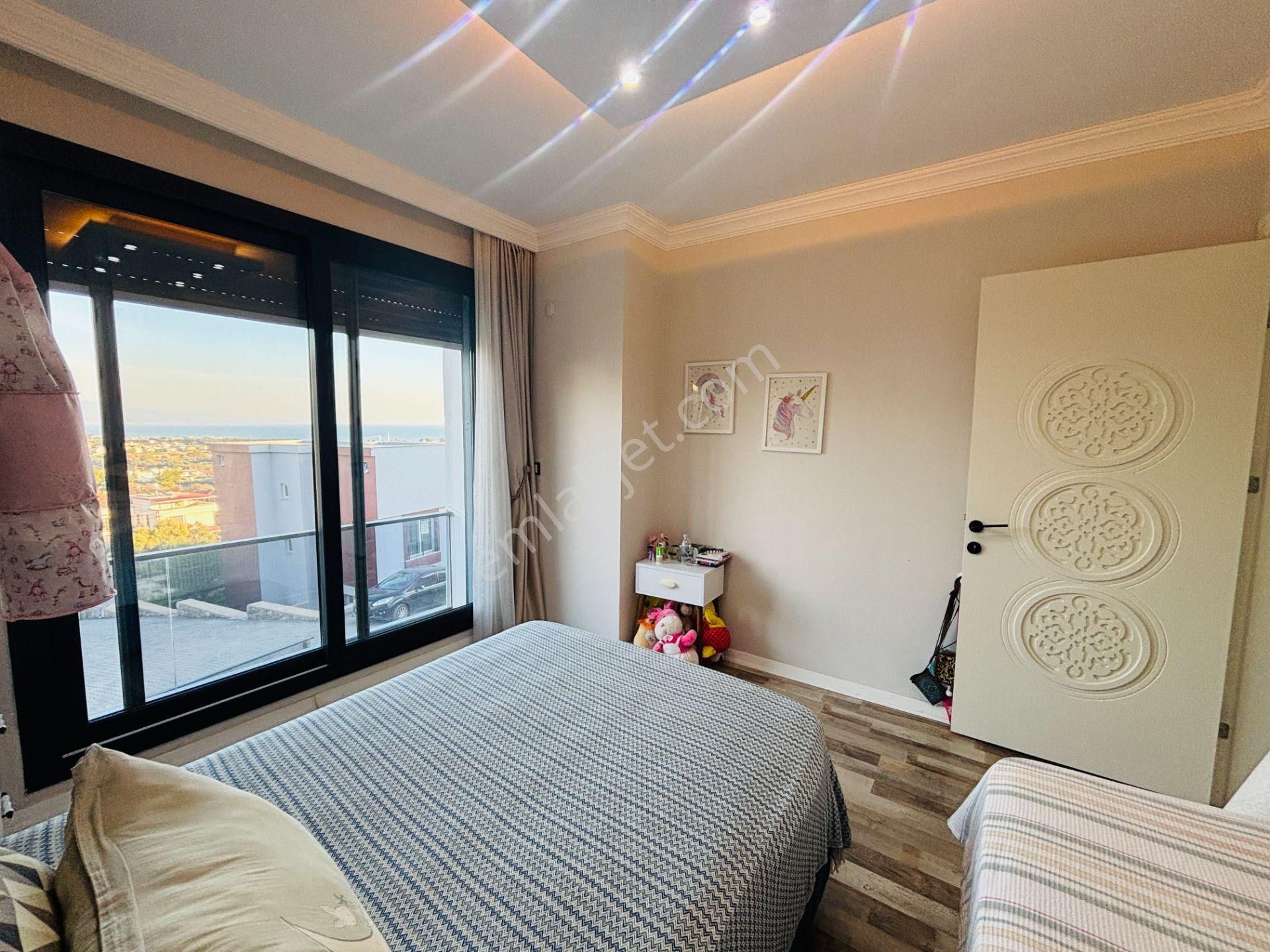 İzmir Seferihisar Atatürk Mahallesi’nde Eşyalı Deniz Manzaralı Havuzlu 4+2 Tripleks Yazlık Villa - Görsel 24