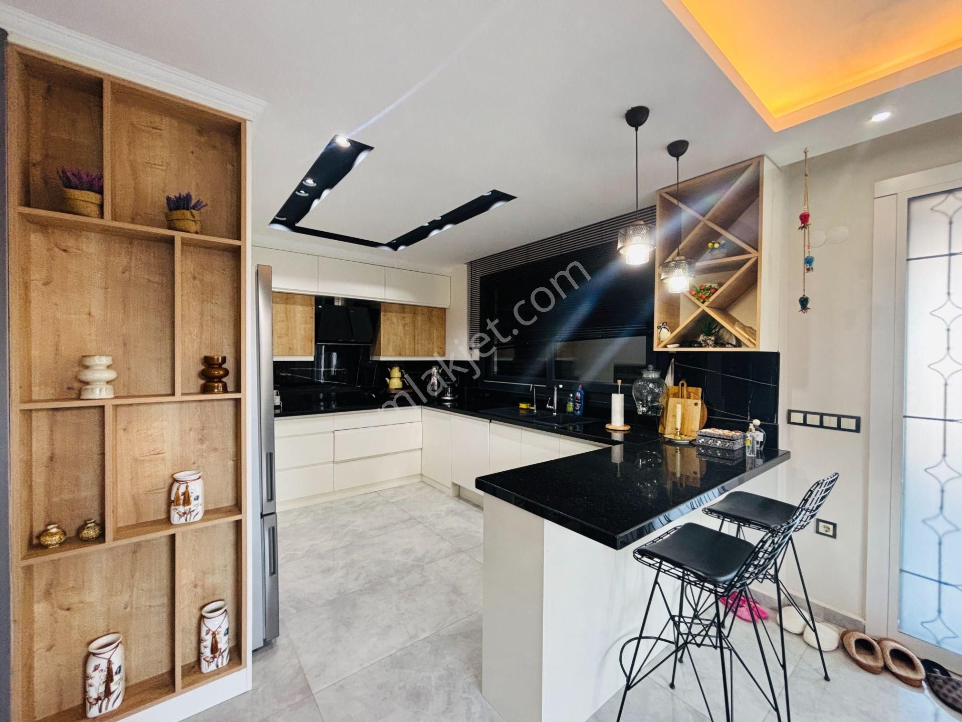 İzmir Seferihisar Atatürk Mahallesi’nde Eşyalı Deniz Manzaralı Havuzlu 4+2 Tripleks Yazlık Villa - Görsel 15