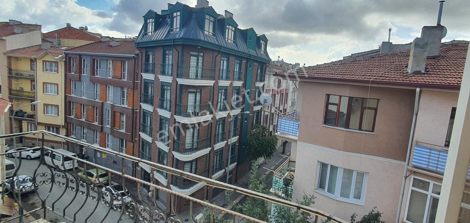 Bahçelievler Mahallesi Sakarya Caddesi Yakını Satılık Geniş 3+1
