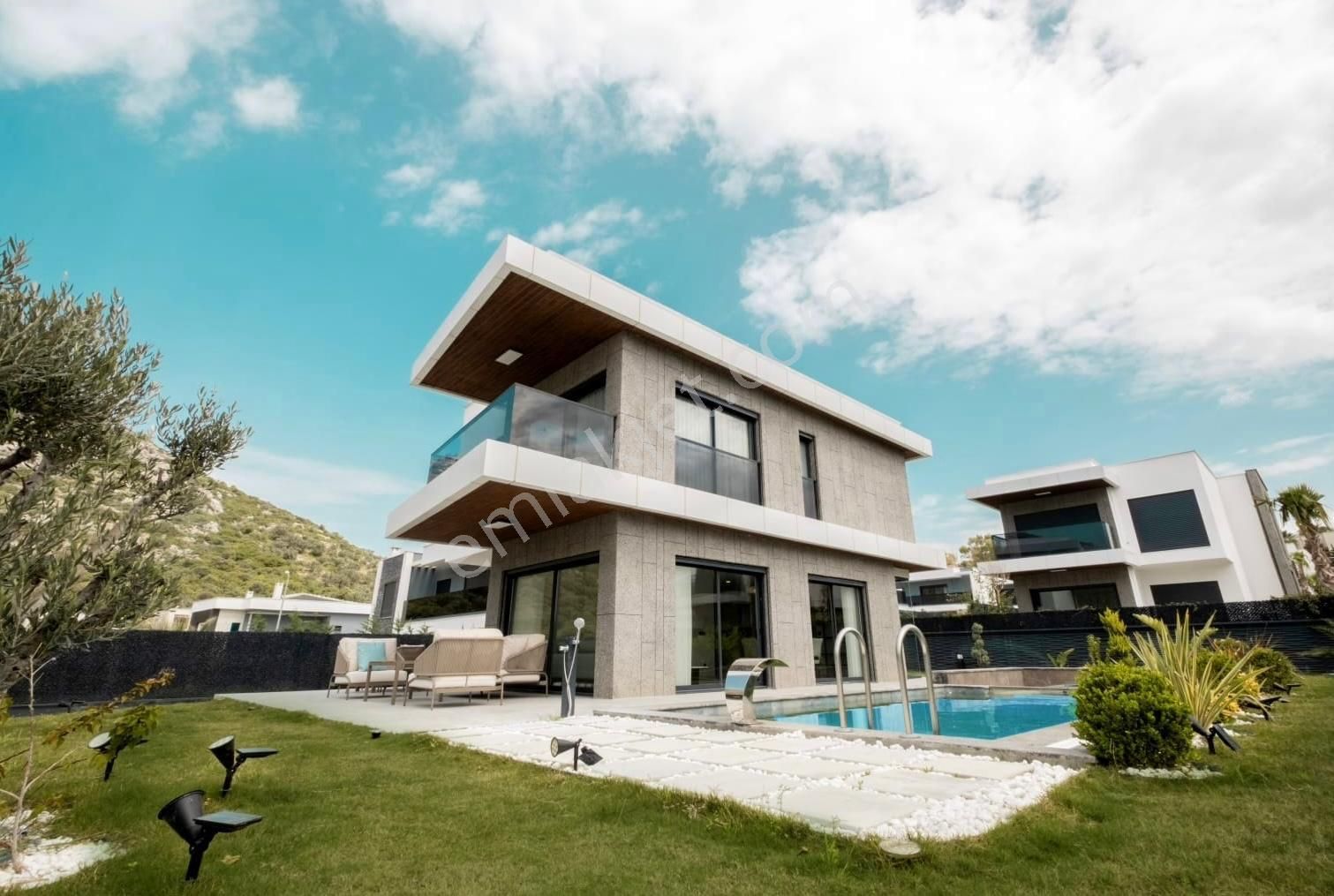 Kuşadası'nda Satılık Özel Havuz, Doğalgazlı 4+1 Müstakil Villa