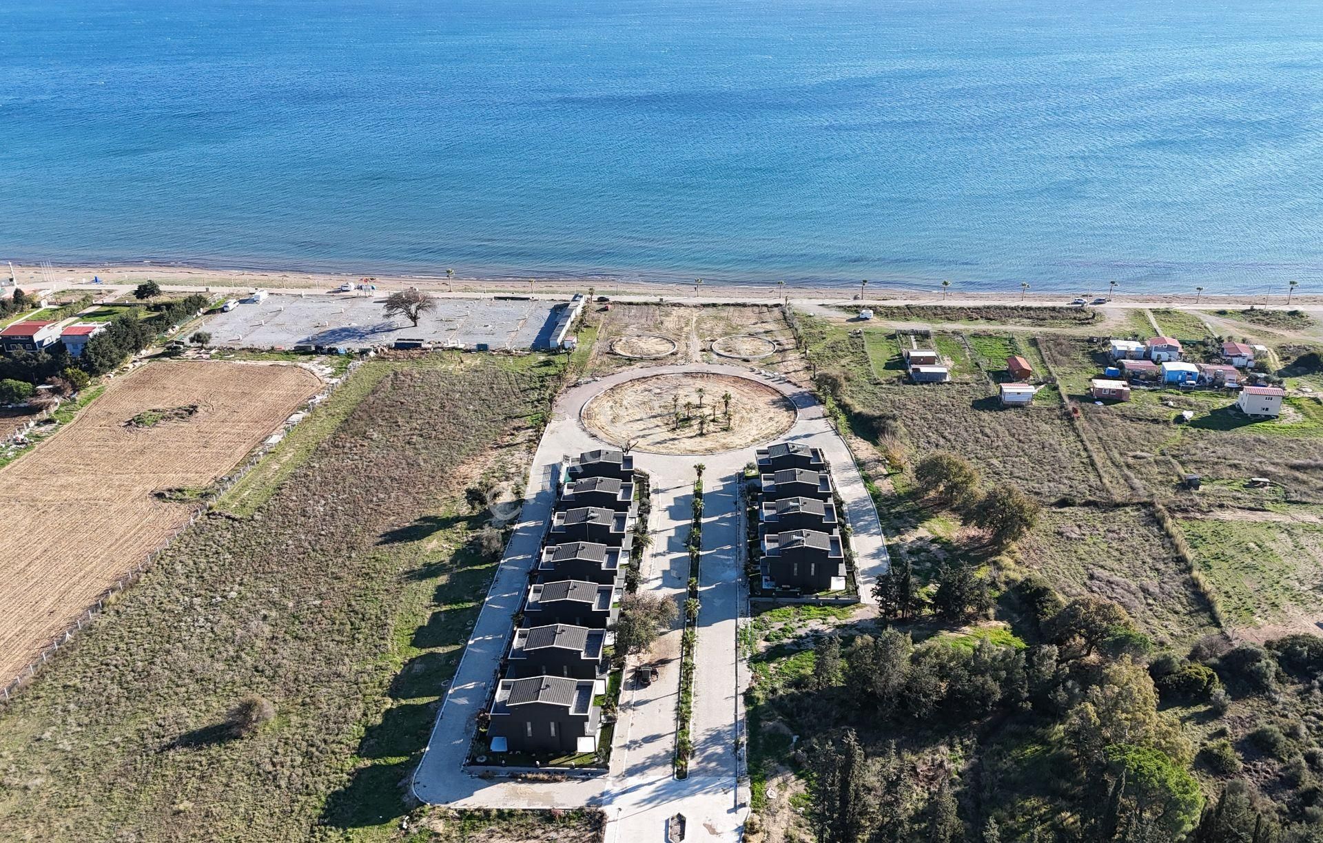 İzmir Seferihisar Atatürk Mahallesi’nde Denize Sıfır Müstakil Tapulu 3+1 Tripleks Yazlık Villa