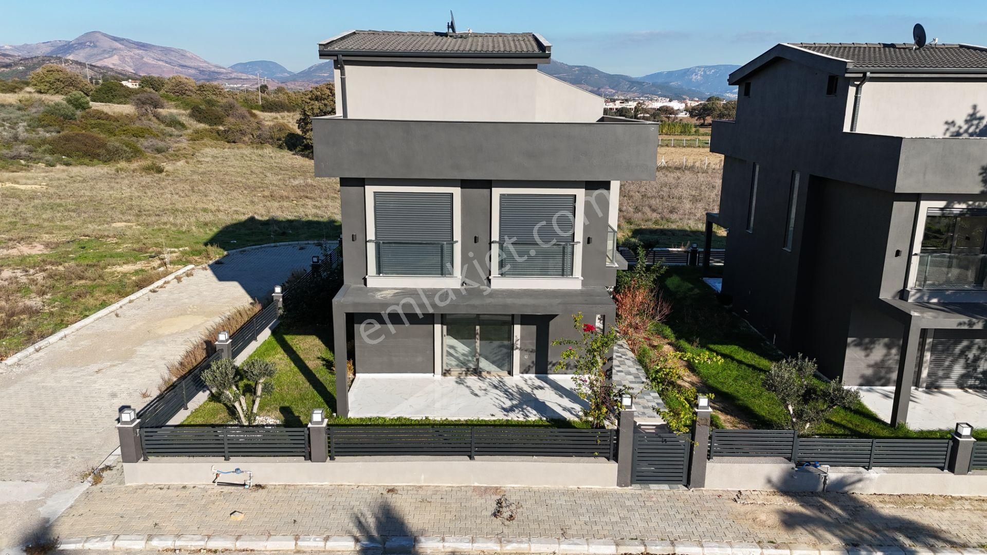 İzmir Seferihisar Atatürk Mahallesi’nde Denize Sıfır Müstakil Tapulu 3+1 Tripleks Yazlık Villa - Görsel 2