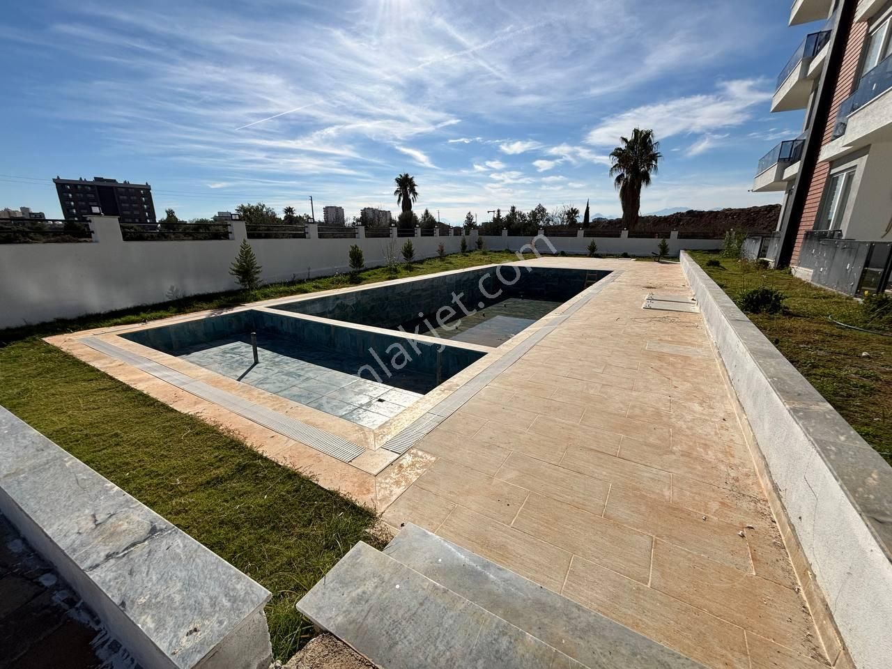 Havalimanı Dibinde Lara Plajlarına Yakın Yüzme Havuzlu Katta 1+1 Daire - Görsel 2