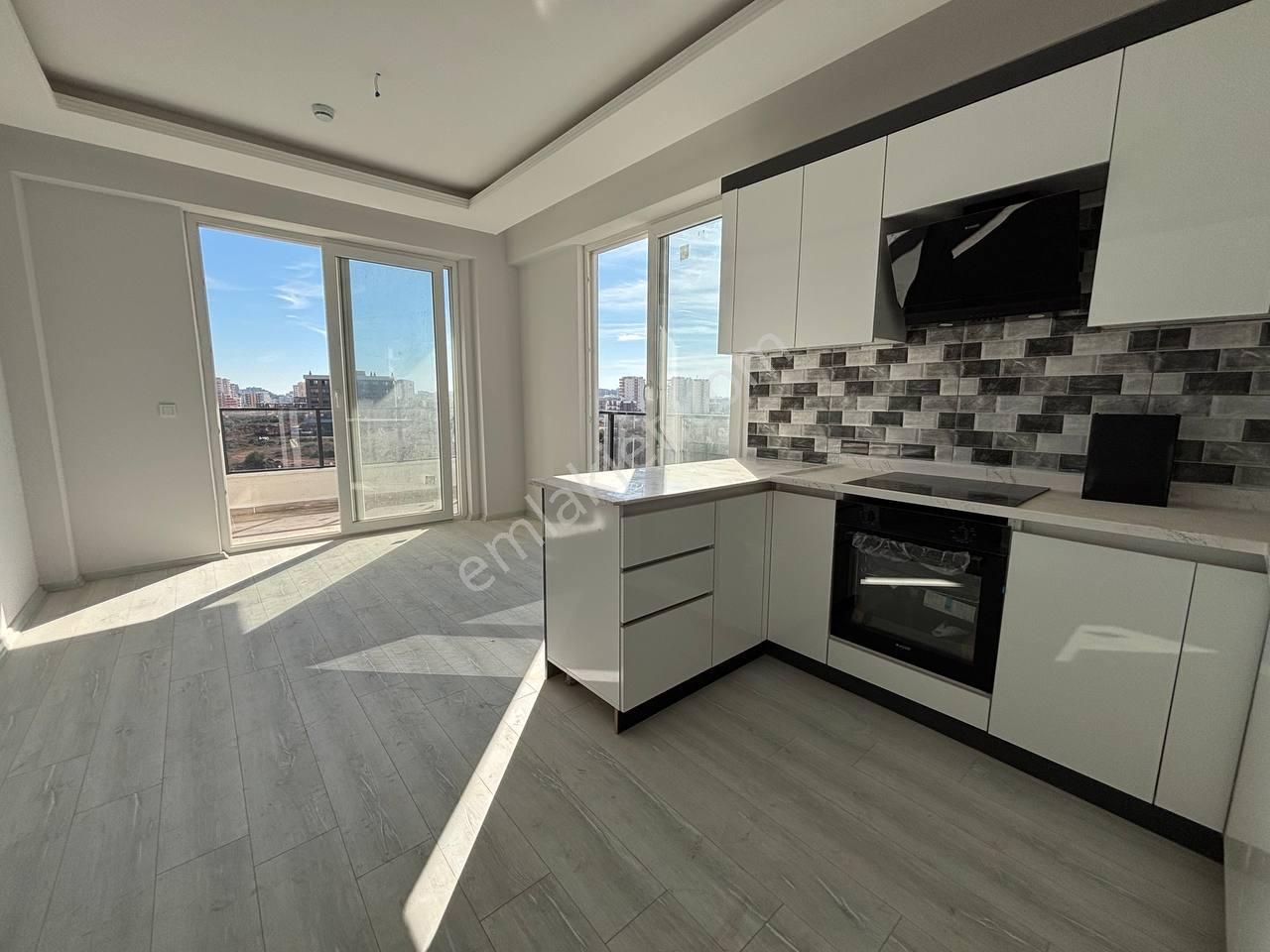 Havalimanı Dibinde Lara Plajlarına Yakın Yüzme Havuzlu Katta 1+1 Daire - Görsel 8