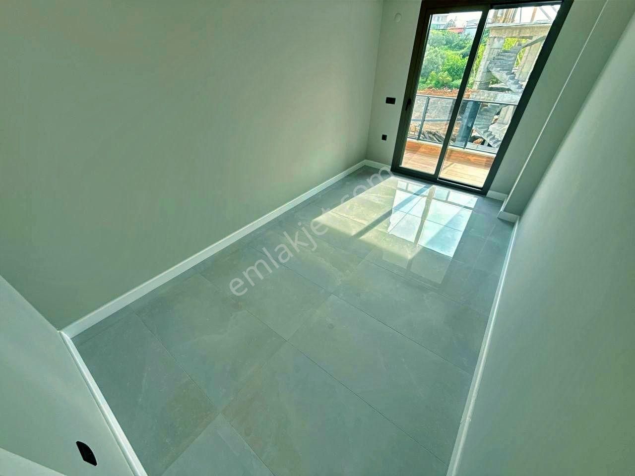 Uytundan Akçay'da Özel Otoparklı Sıfır 3+1 Lüks Villa - Görsel 12