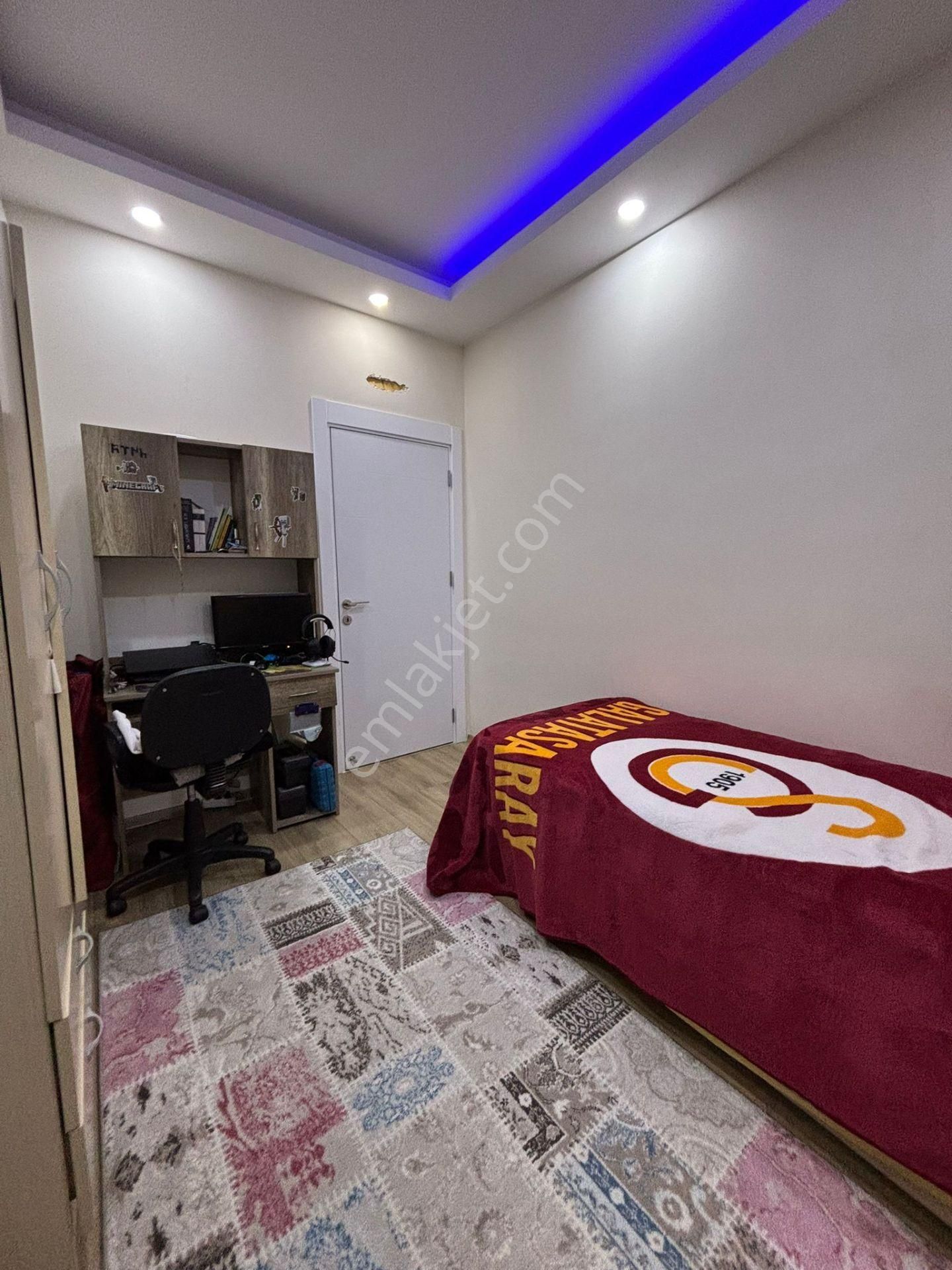 Tramvay Yakını Ebeveyn Banyolu Yüzme Havuzlu Katta Geniş 3+1 Daire - Görsel 13