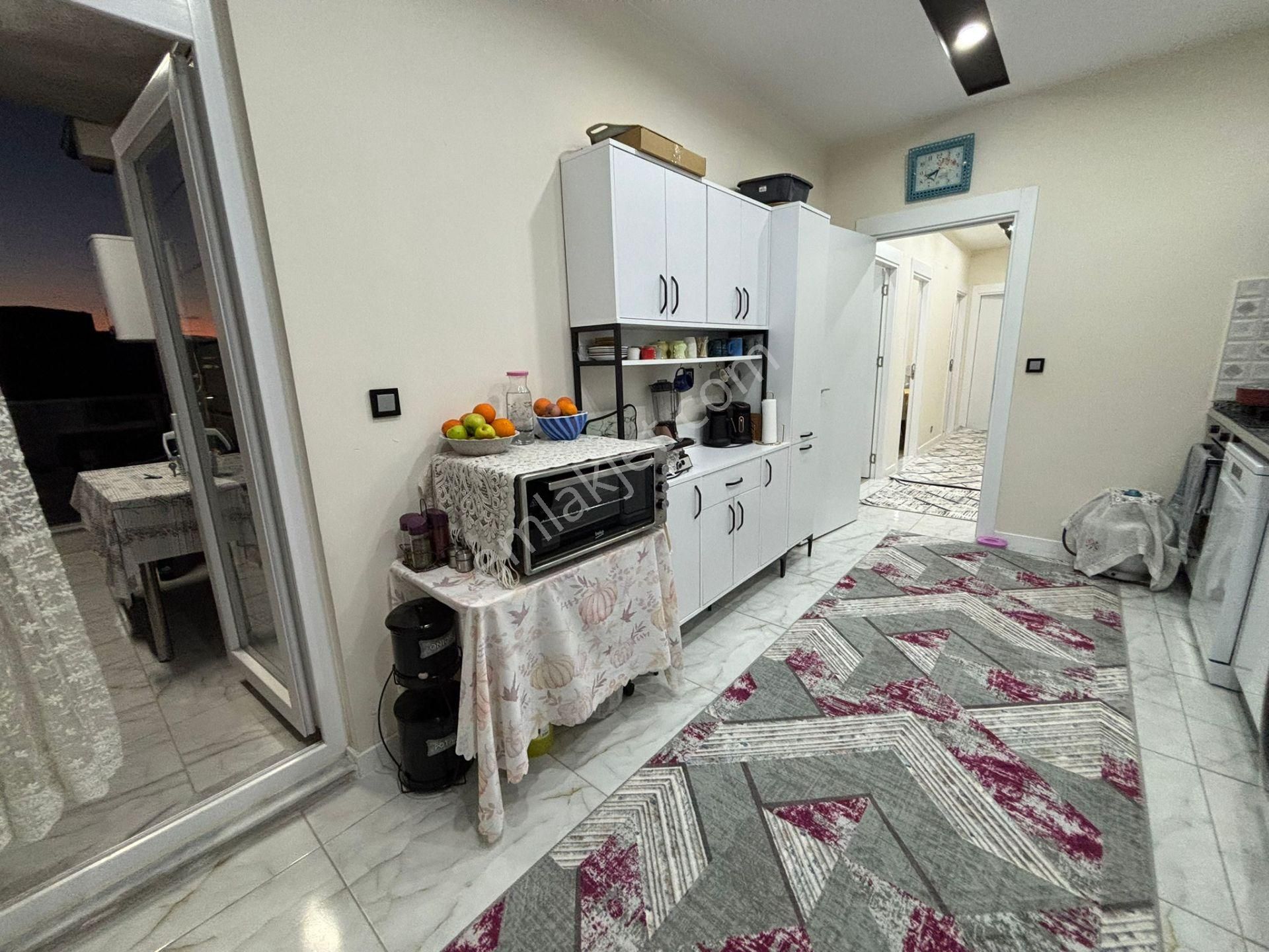 Tramvay Yakını Ebeveyn Banyolu Yüzme Havuzlu Katta Geniş 3+1 Daire - Görsel 3