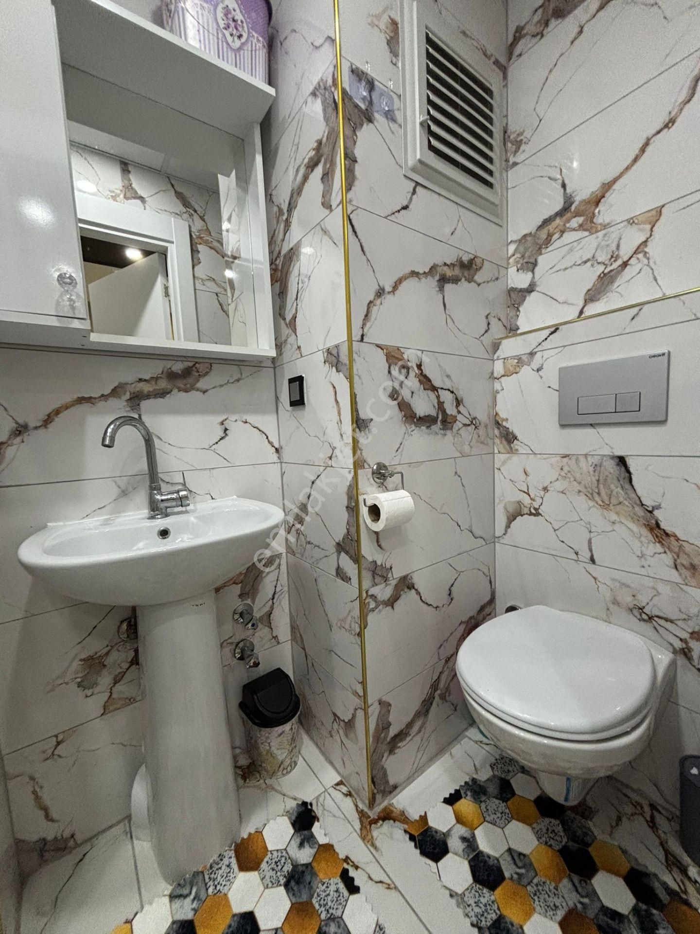 Tramvay Yakını Ebeveyn Banyolu Yüzme Havuzlu Katta Geniş 3+1 Daire - Görsel 9