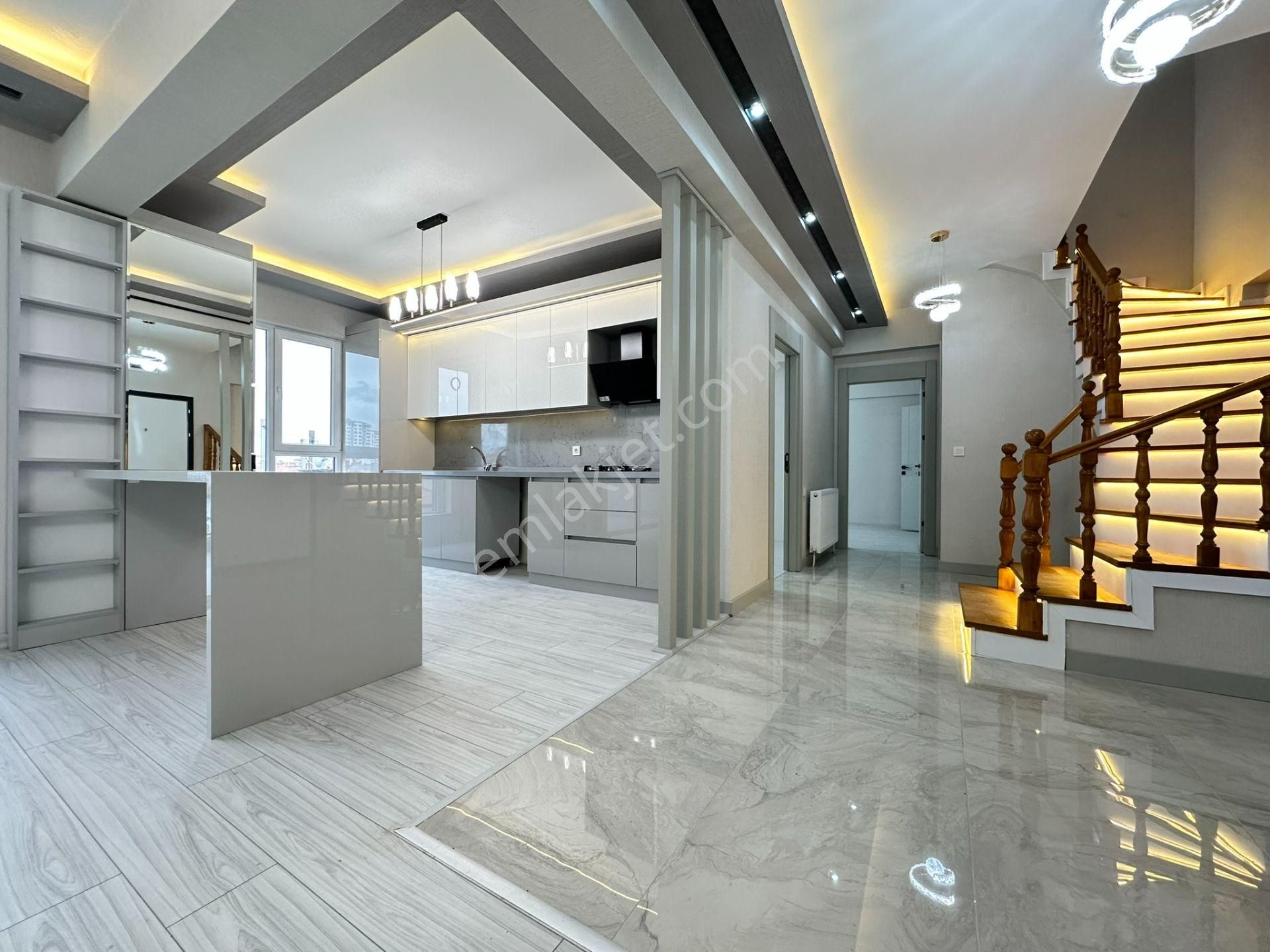 Pursaklar Mehmet Zengin Emlak'tan Otoparklı 3 Banyolu 2 Mutfaklı 3.kat Dubleks Daire - Görsel 2