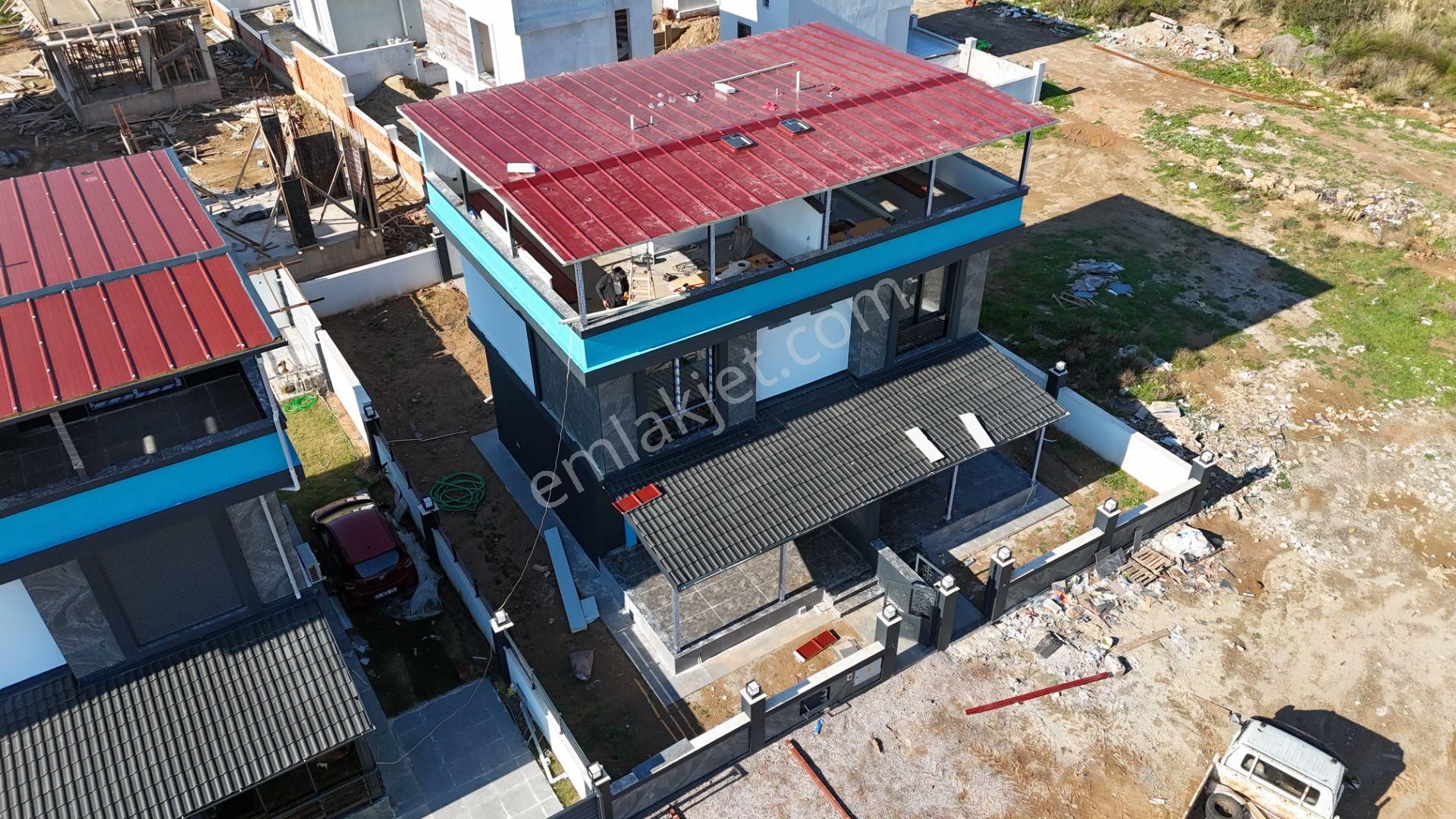 İzmir Seferihisar Cumhuriyet’de Güzel Konuma Sahip 3+1 Tripleks Yazlık Villa