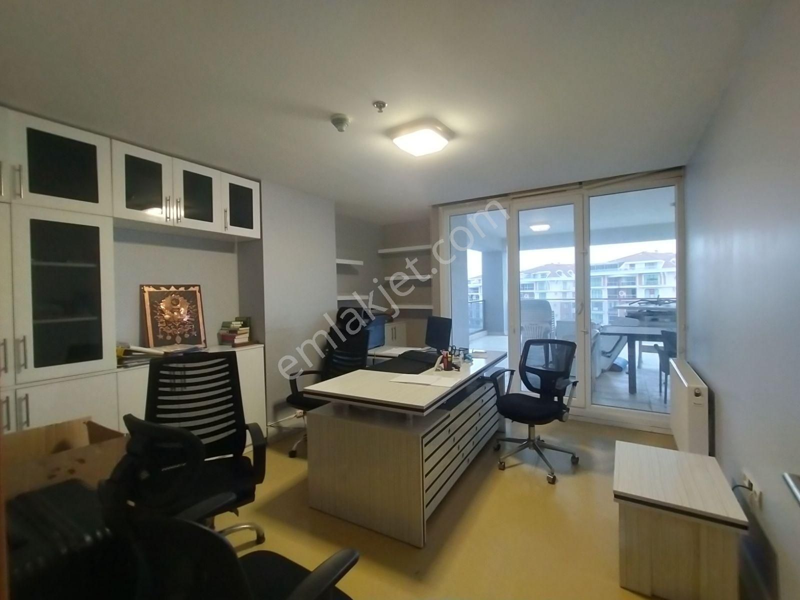 Beylikdüzü Kubis Park Teraslı 2+1 Eşyalı Kiralık Ofis - Görsel 14