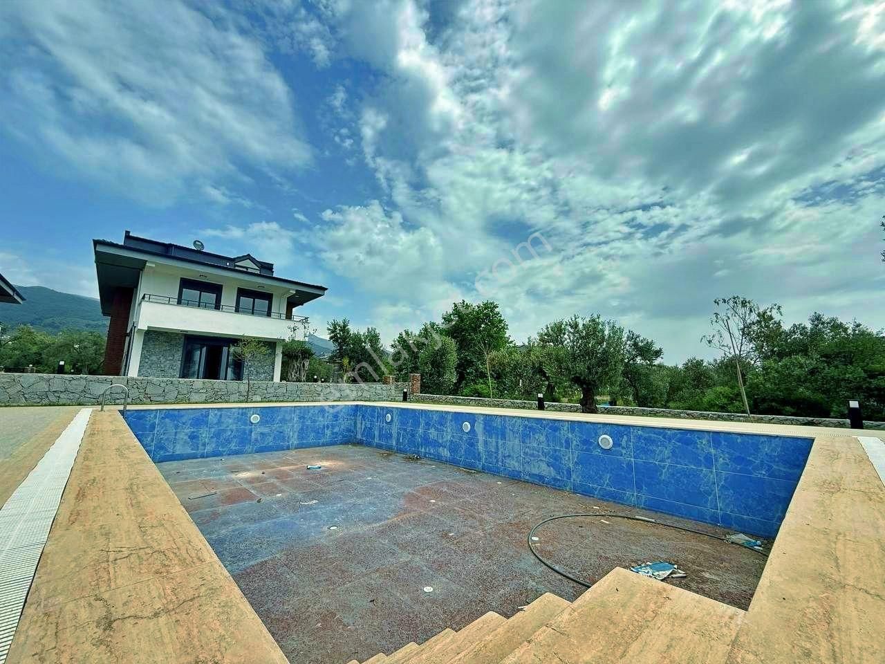 Uytundan Güre Oteller Bölgesinde Havuzlu Manzaralı Lüx 3+1 Villa - Görsel 22