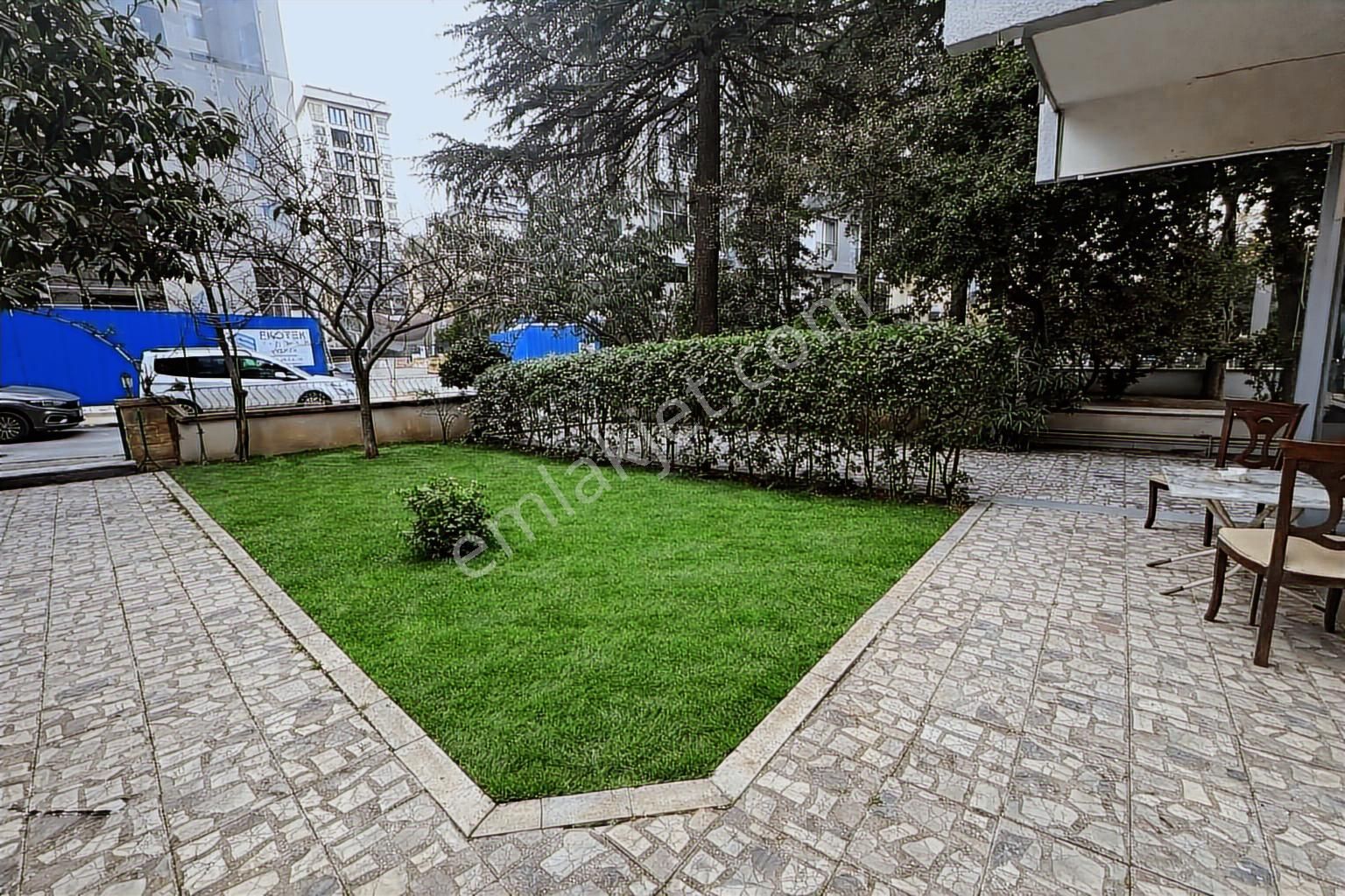Göztepe Çiftehavuzlarda İşlek Caddede Otoparklı 40 M² Dükkan