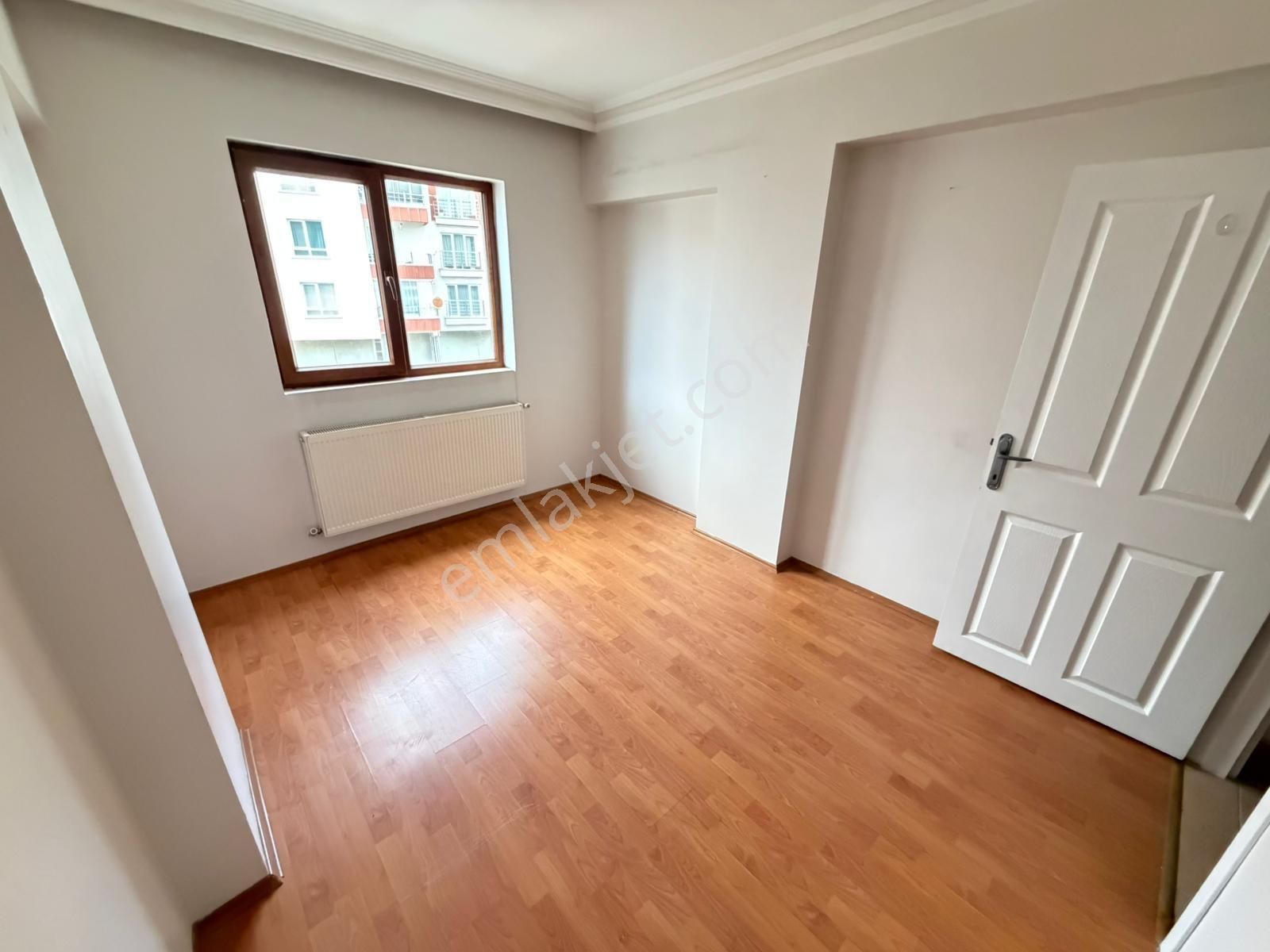 Vatan'da Ufuktepe'de Cadde Üstü Ara Kat Masrafsız Çift Balkonlu Kupon Daire - Görsel 3