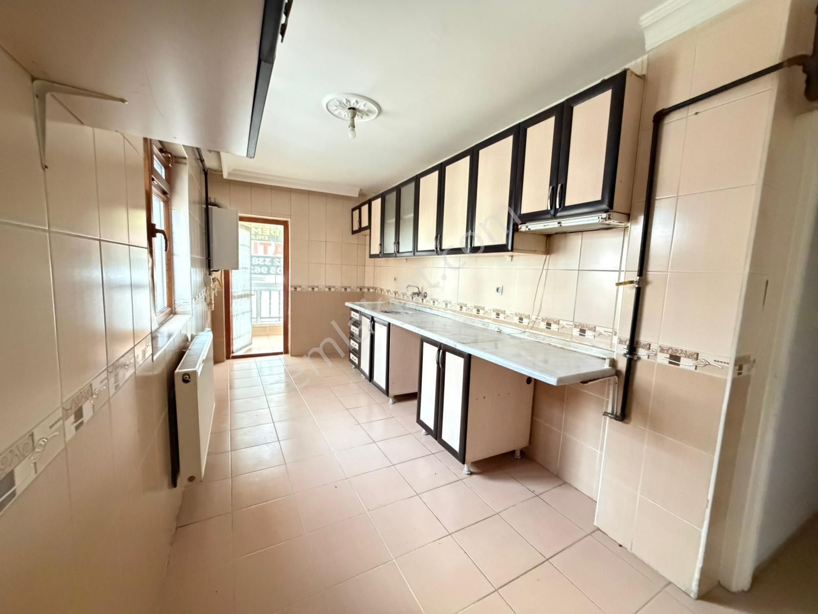 Vatan'da Ufuktepe'de Cadde Üstü Ara Kat Masrafsız Çift Balkonlu Kupon Daire