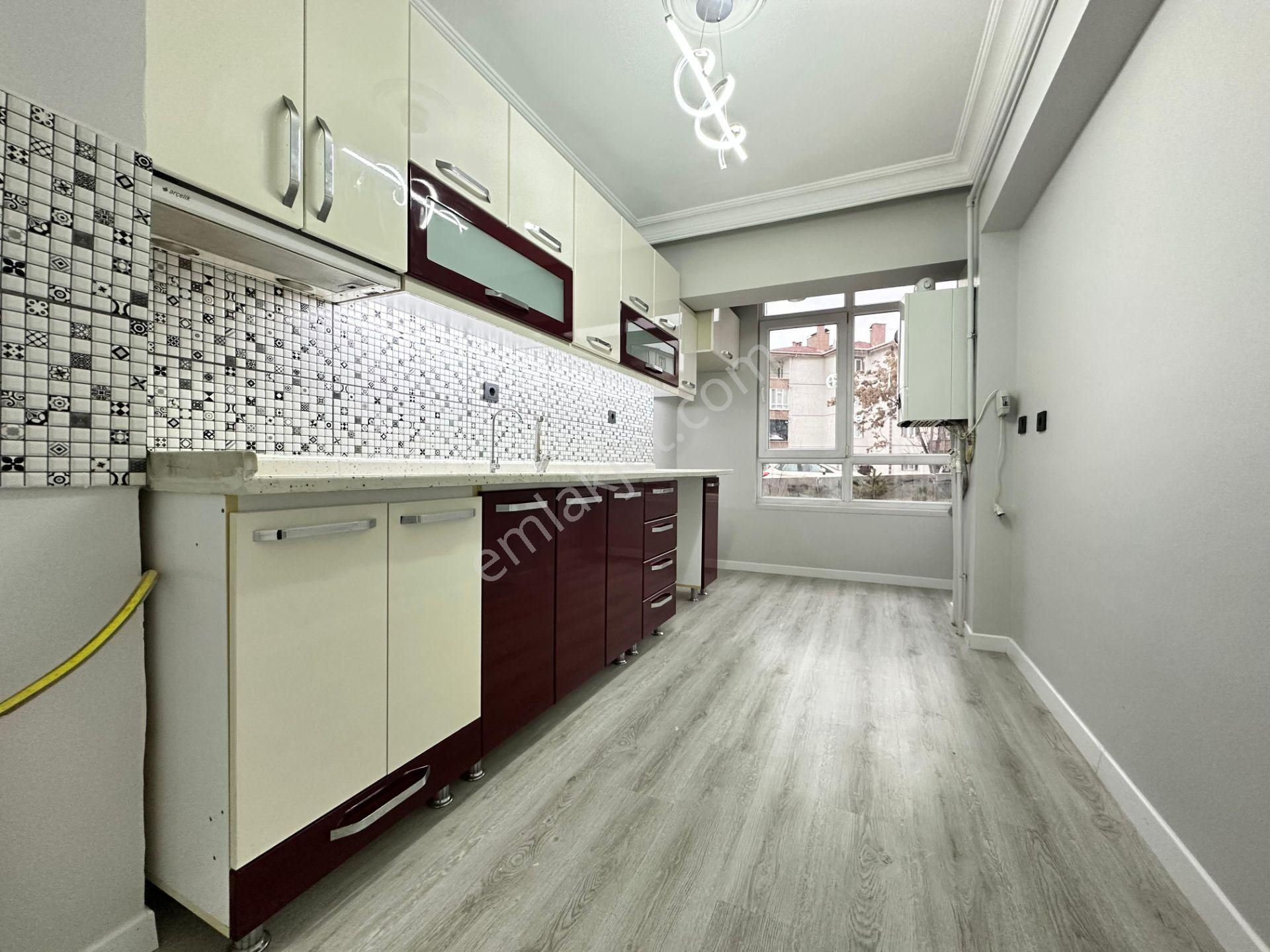 Pursaklar Mehmet Zengin Emlak'tan Merkez Mah. 1.kat 3+1 Ful Yapılı Daire