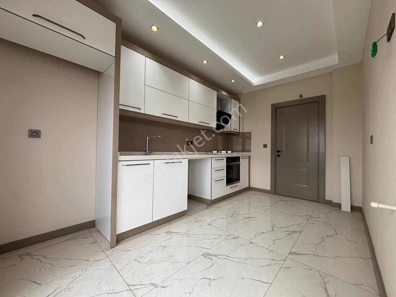 Modern Dizayna Sahip Sığnak Bulunan Cadde Yakını Katta 3+1 Daire