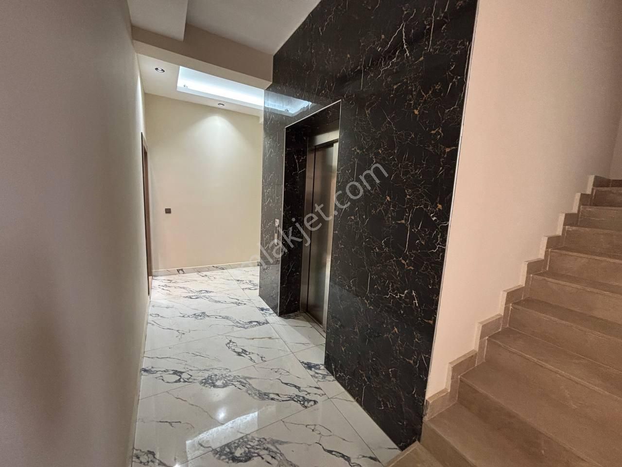 Modern Dizayna Sahip Sığnak Bulunan Cadde Yakını Katta 3+1 Daire - Görsel 18