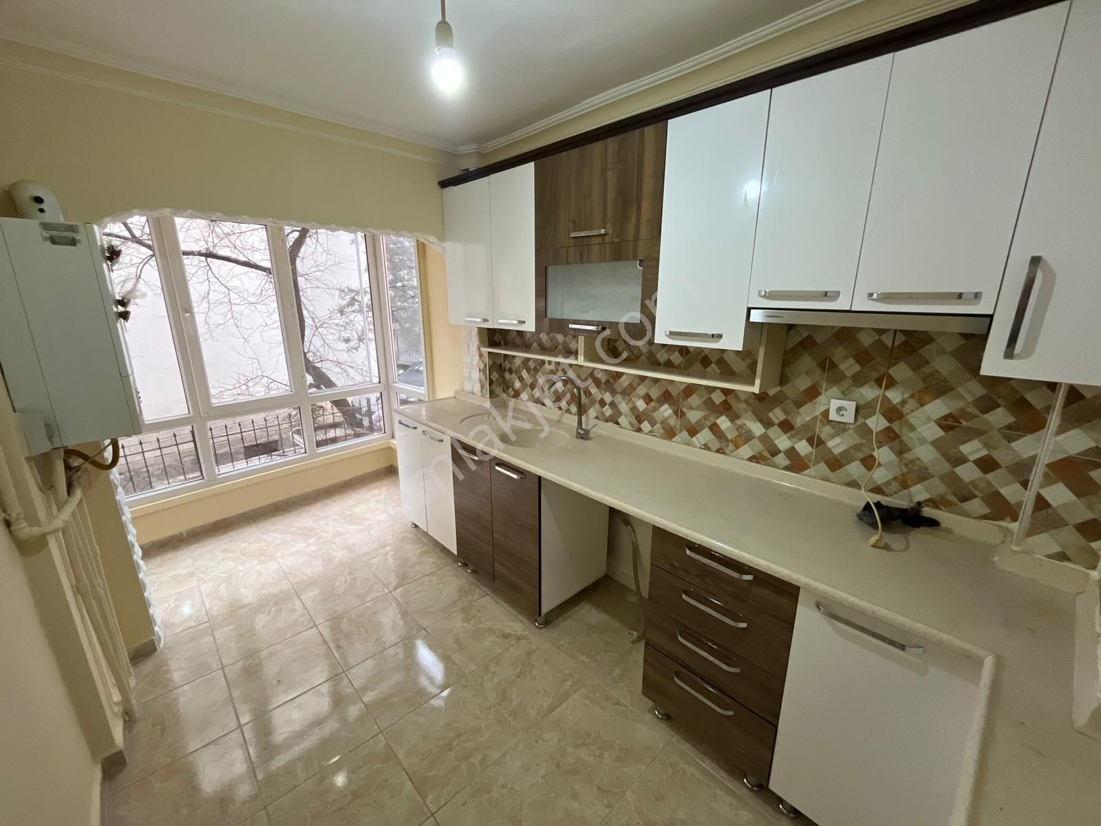 Plevne Mahallesinde 3+1 Yüksek Giriş Yapılı Daire!