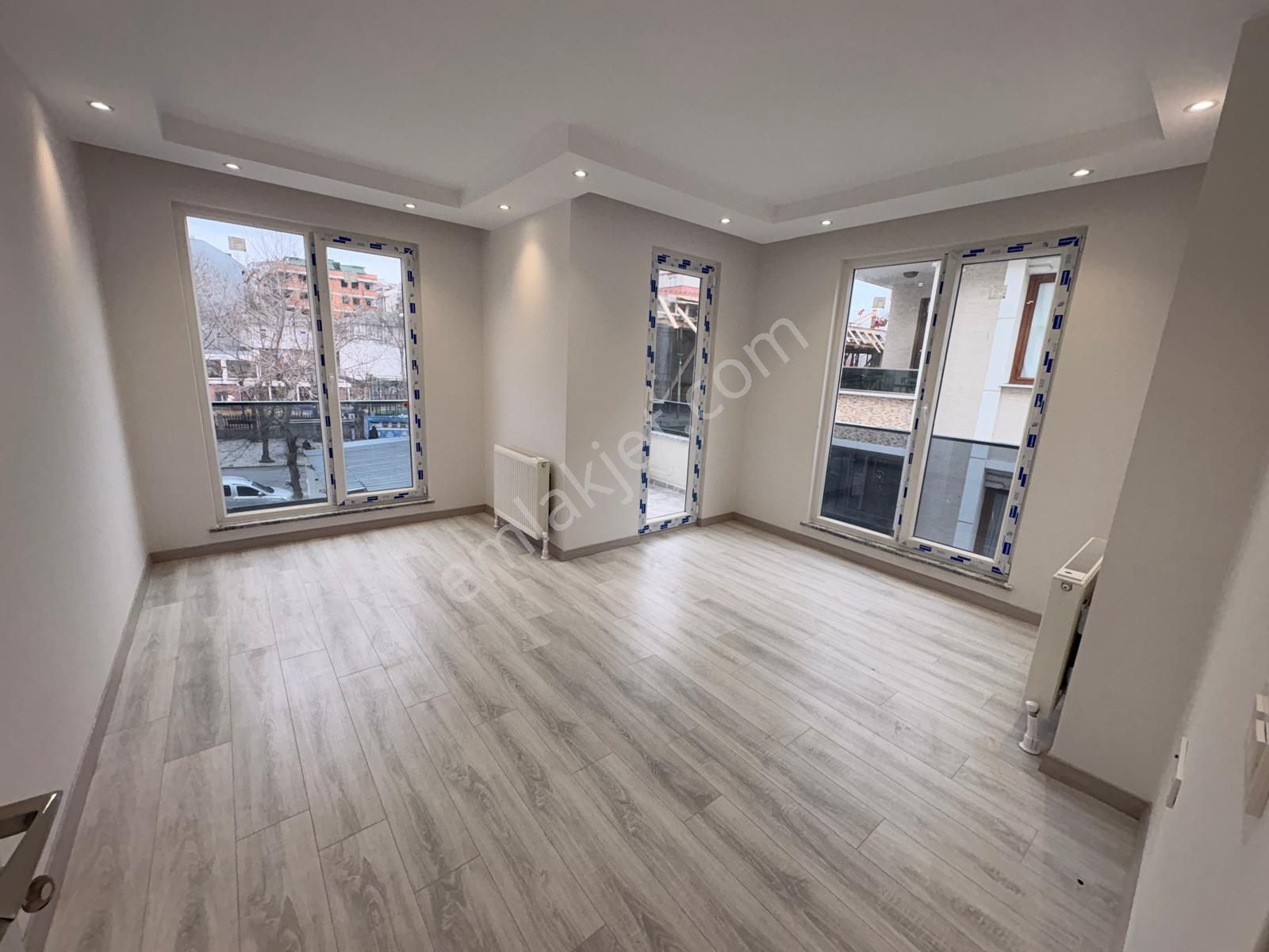 Güven Emlak Tan Oturuma Hazır Metrobüse 10 Dk Ara 2+1 Ara Kat Daire