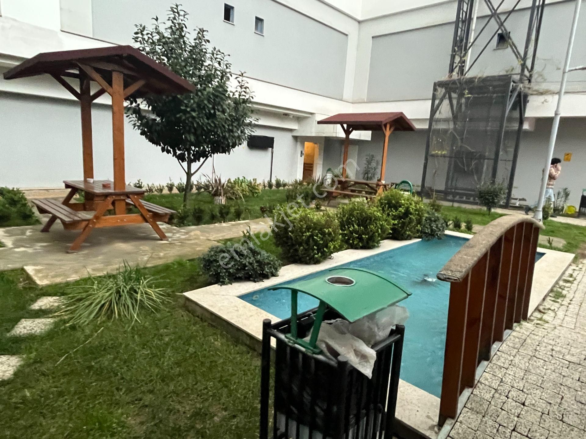 Çekmeköy'de Otoparklı Ve Havuzlu Lüks Site İçinde 2+1 Süperdaire