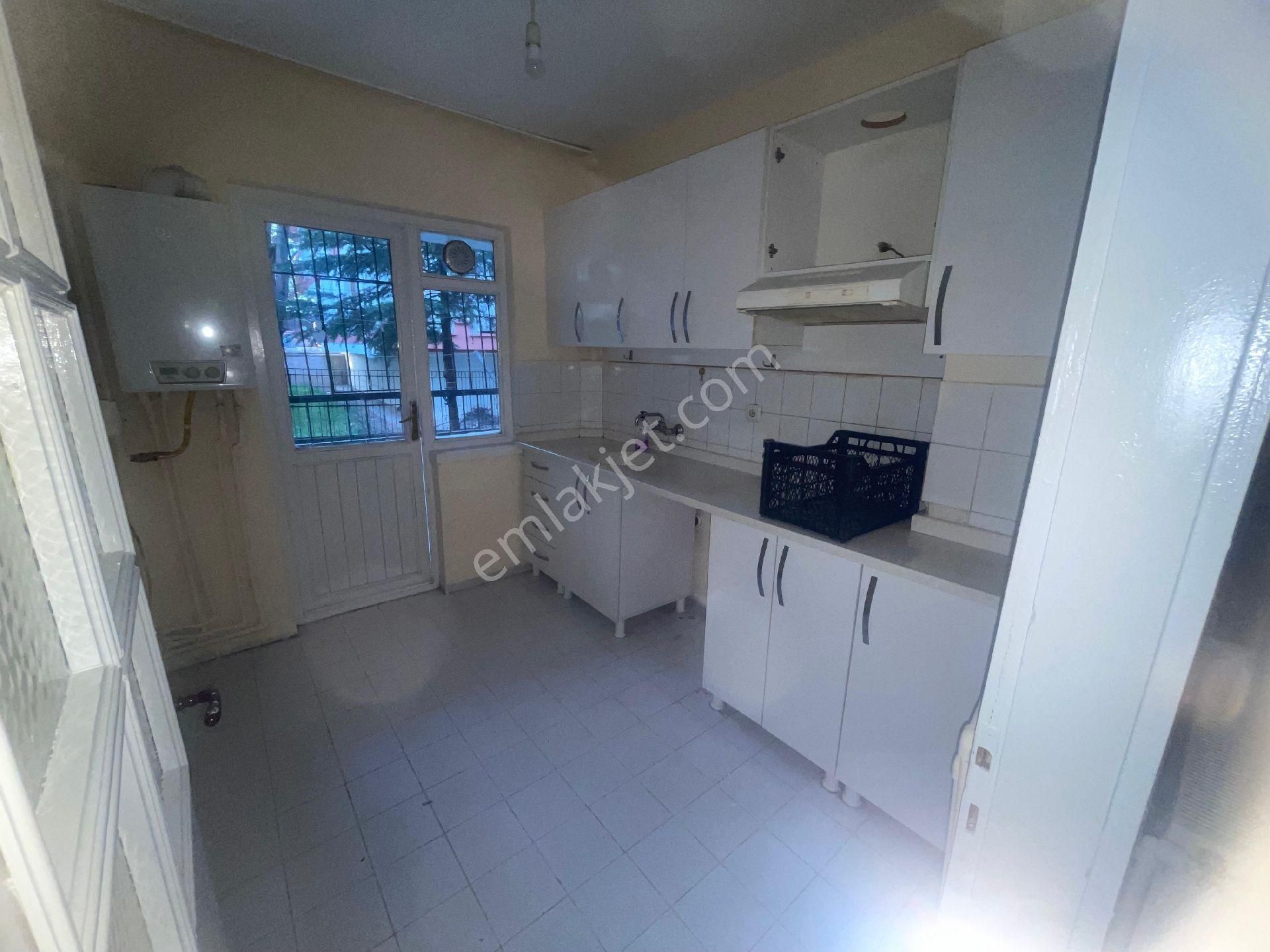 Karapürçek Çarşı İçerisinde 2+1 Giriş Kat Balkonlu