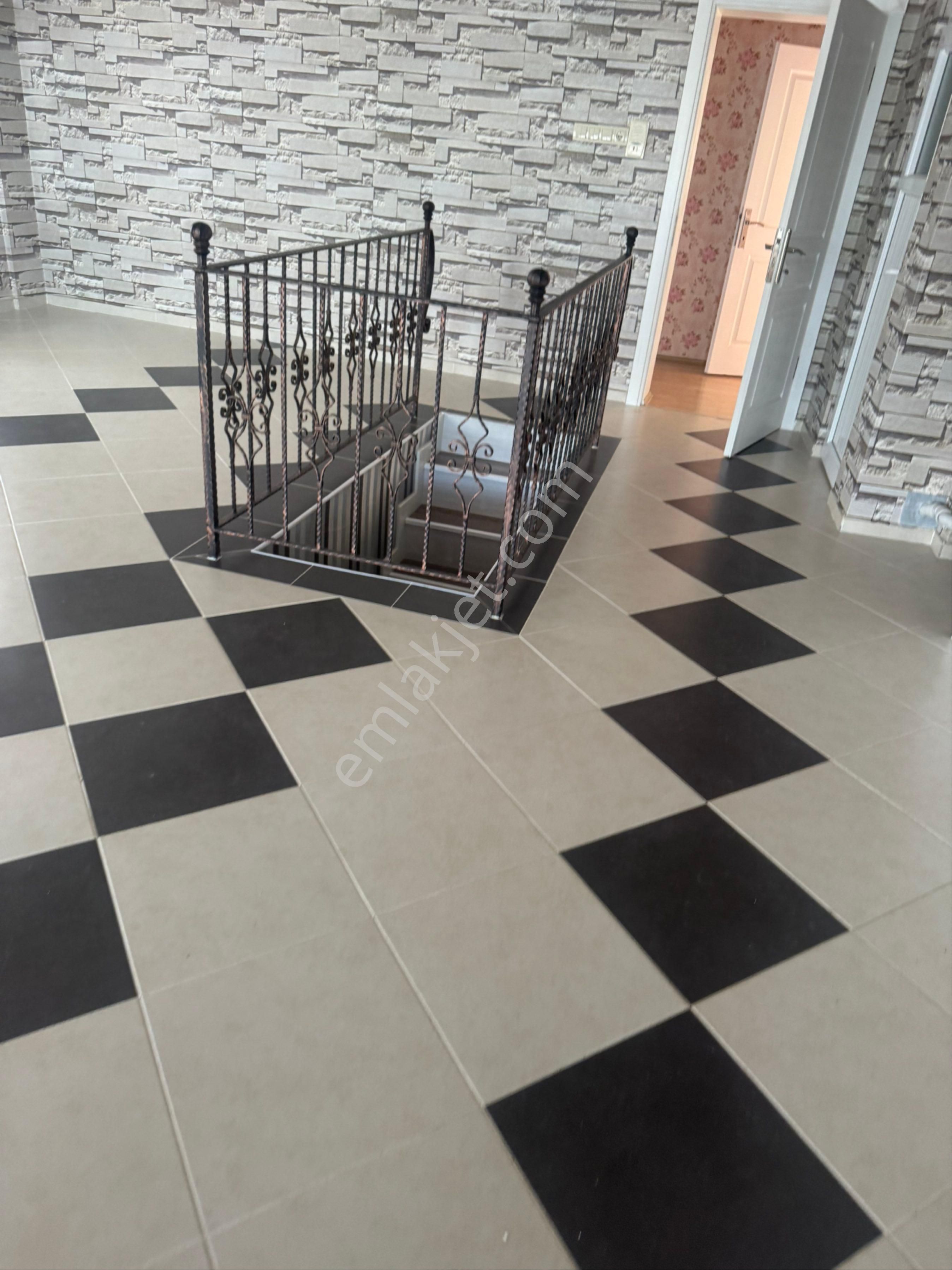 Selimiye Mahallesinde 250m2 5+1 10 Yaşında Dubleks Daire - Görsel 12