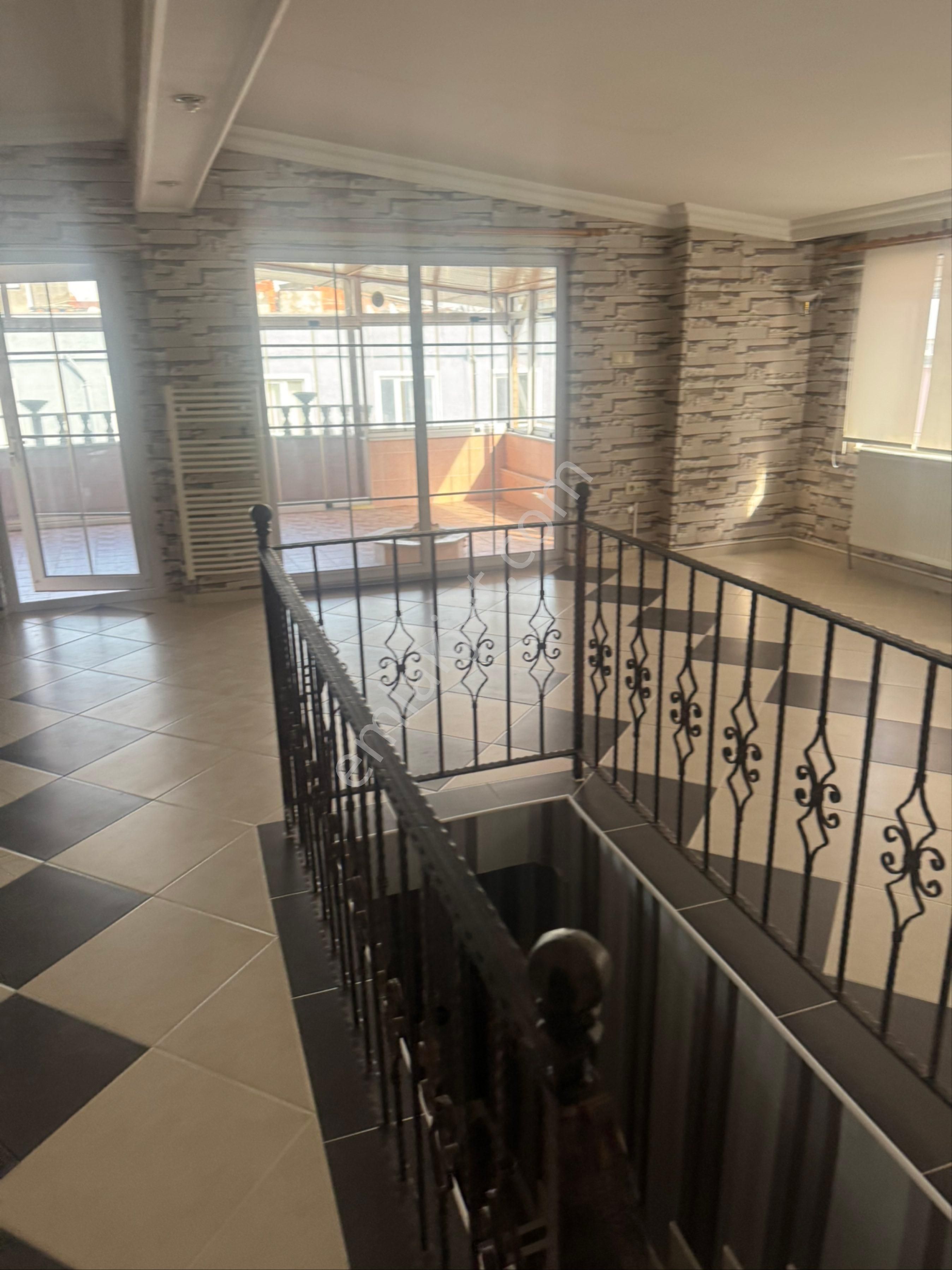 Selimiye Mahallesinde 250m2 5+1 10 Yaşında Dubleks Daire - Görsel 5