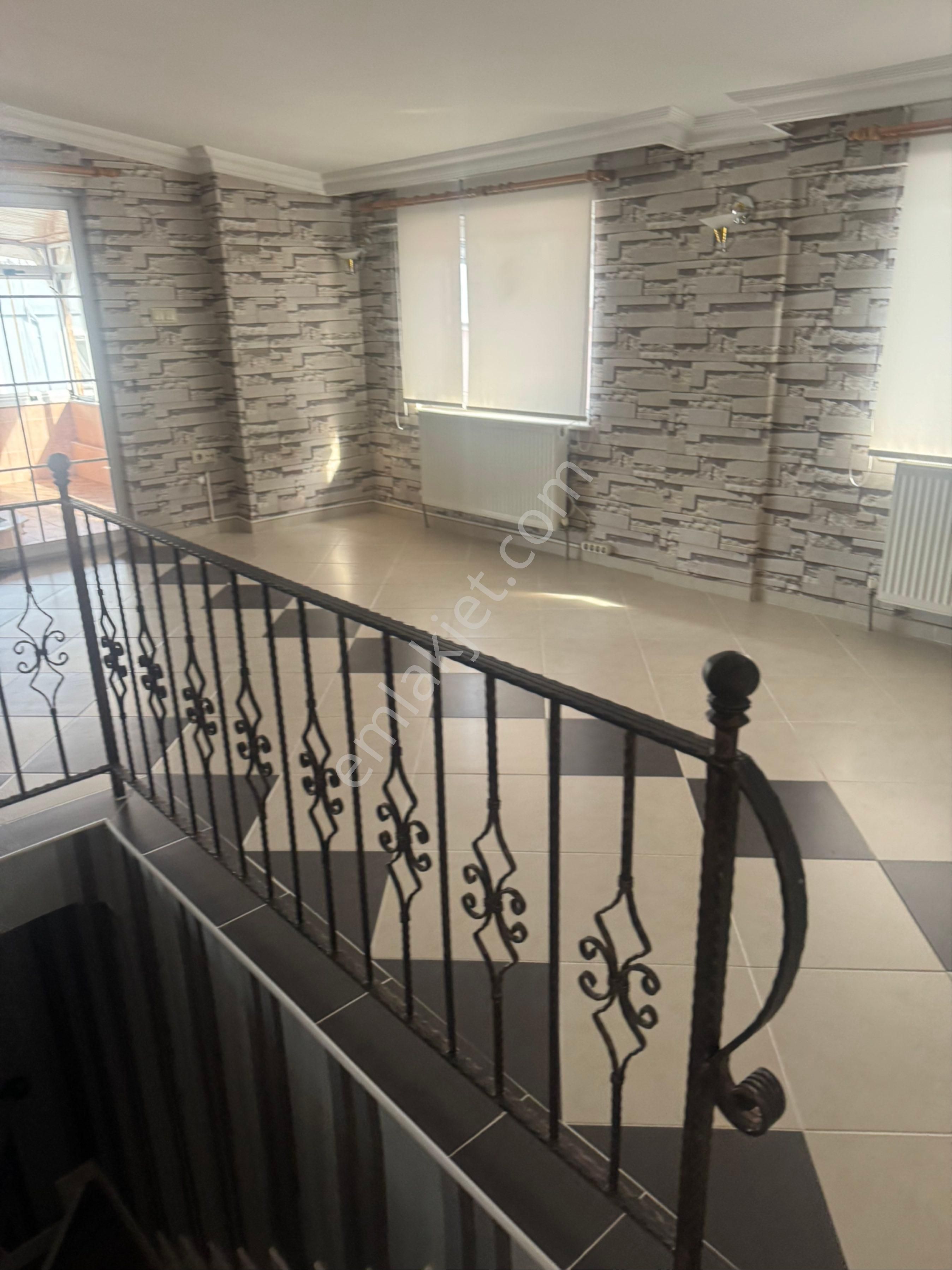 Selimiye Mahallesinde 250m2 5+1 10 Yaşında Dubleks Daire - Görsel 13