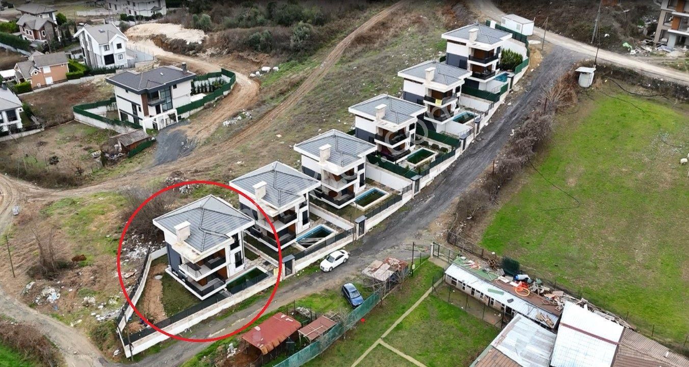 Şile Merkeze Yakın Müstakil Havuzlu 2 Katlı 6+1 Sıfır Lüks Villa