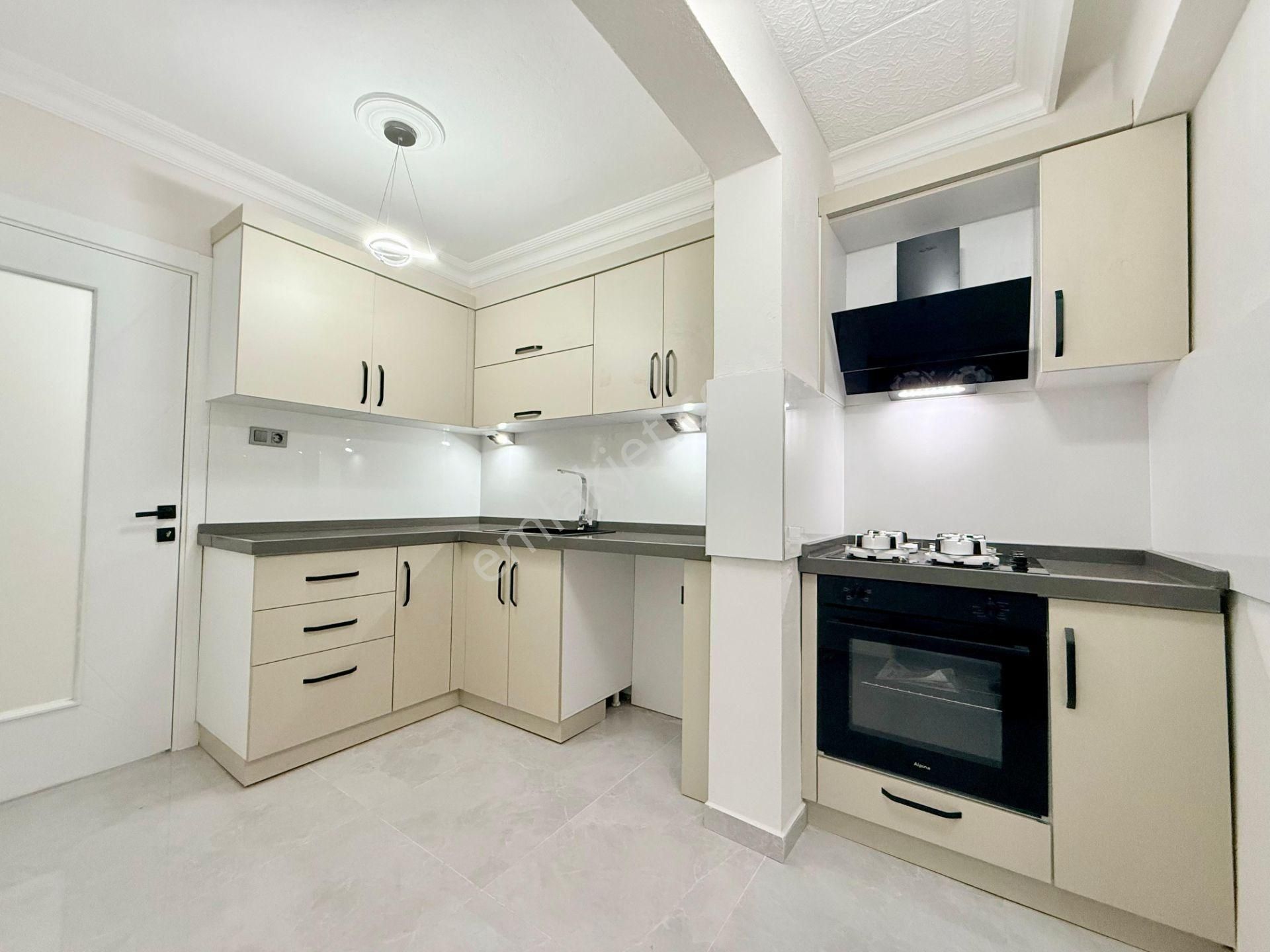 ▶ ▶akçay Körfez'den Merkezi Konumda Ara Kat Ayrı Mutfaklı 2+1 Satılık Daire