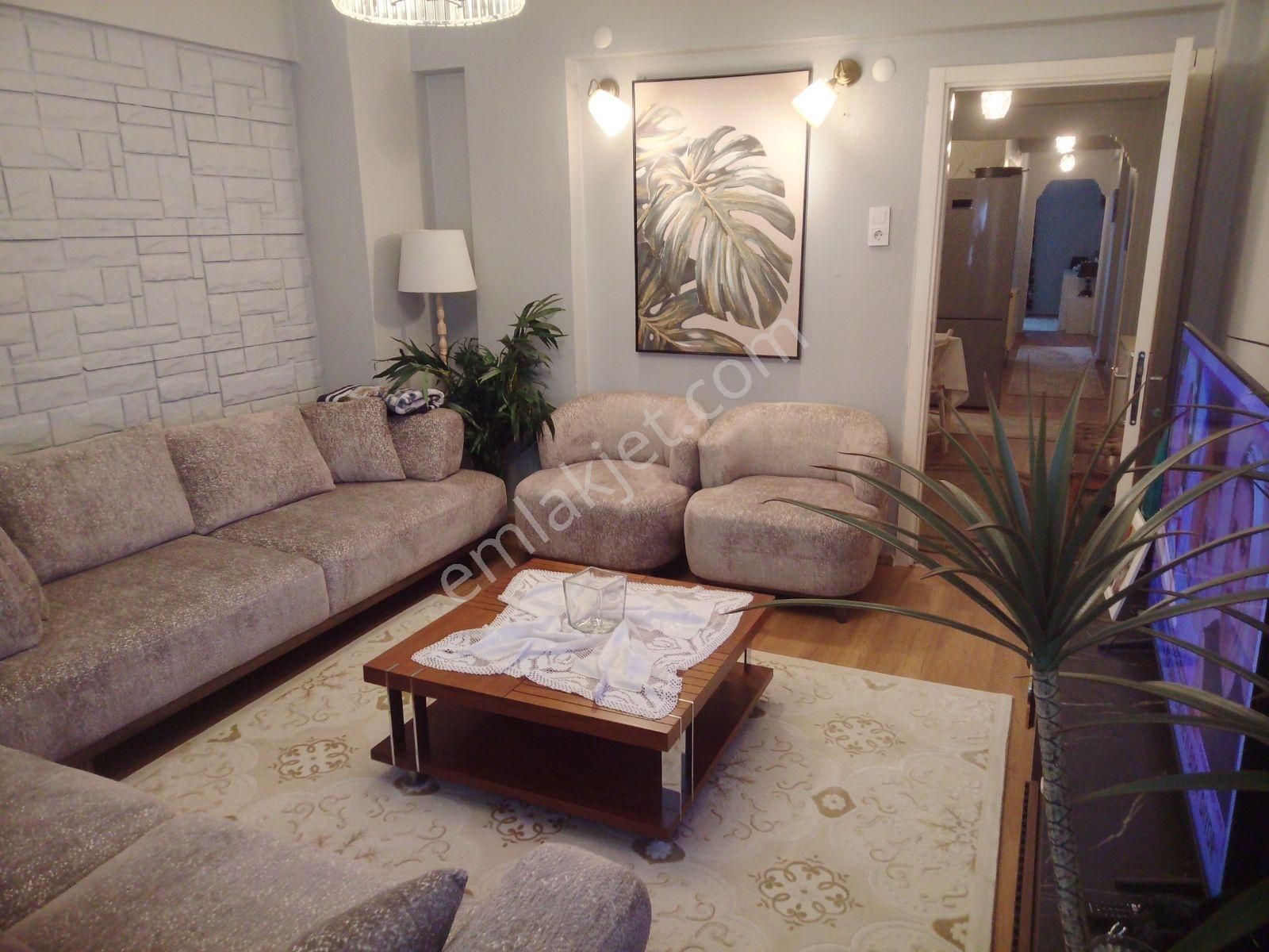 Acil Satılık Üçyol Merkezde 2+1 Dogalgazlı Çift Cepheli Balkonlu